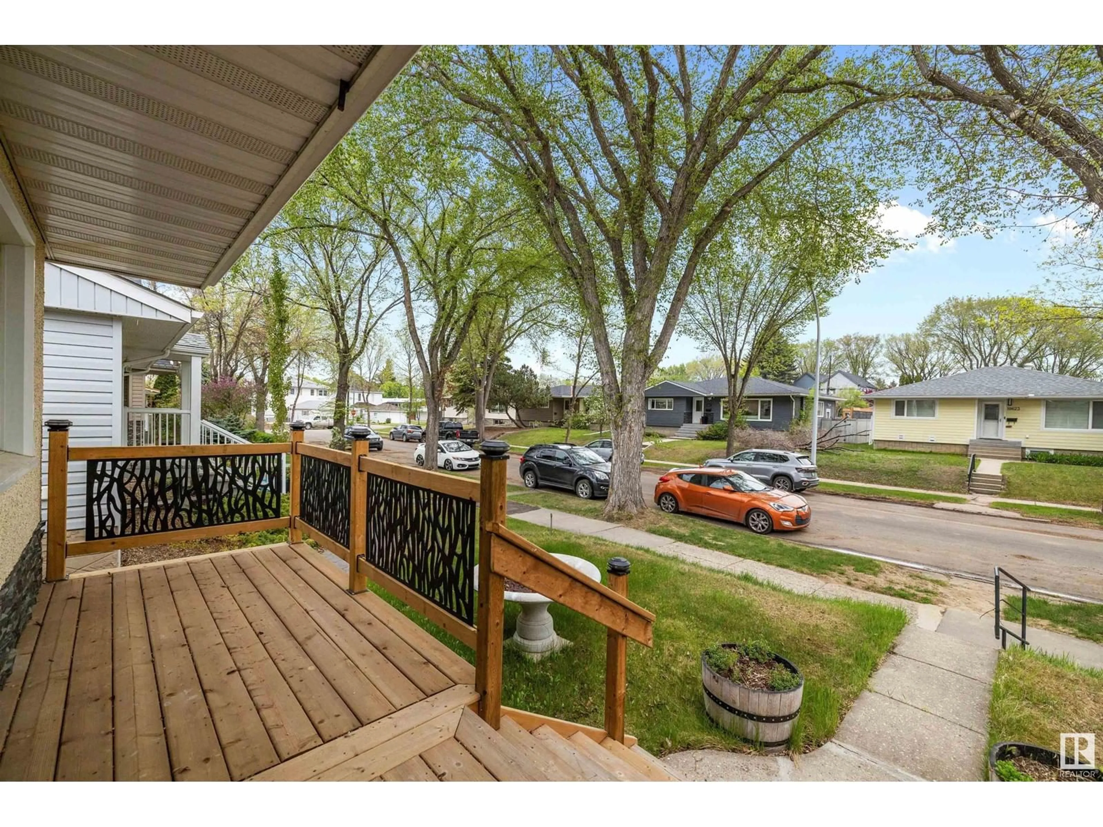 Patio, street for 10622 82 ST, Edmonton Alberta T6A3N1