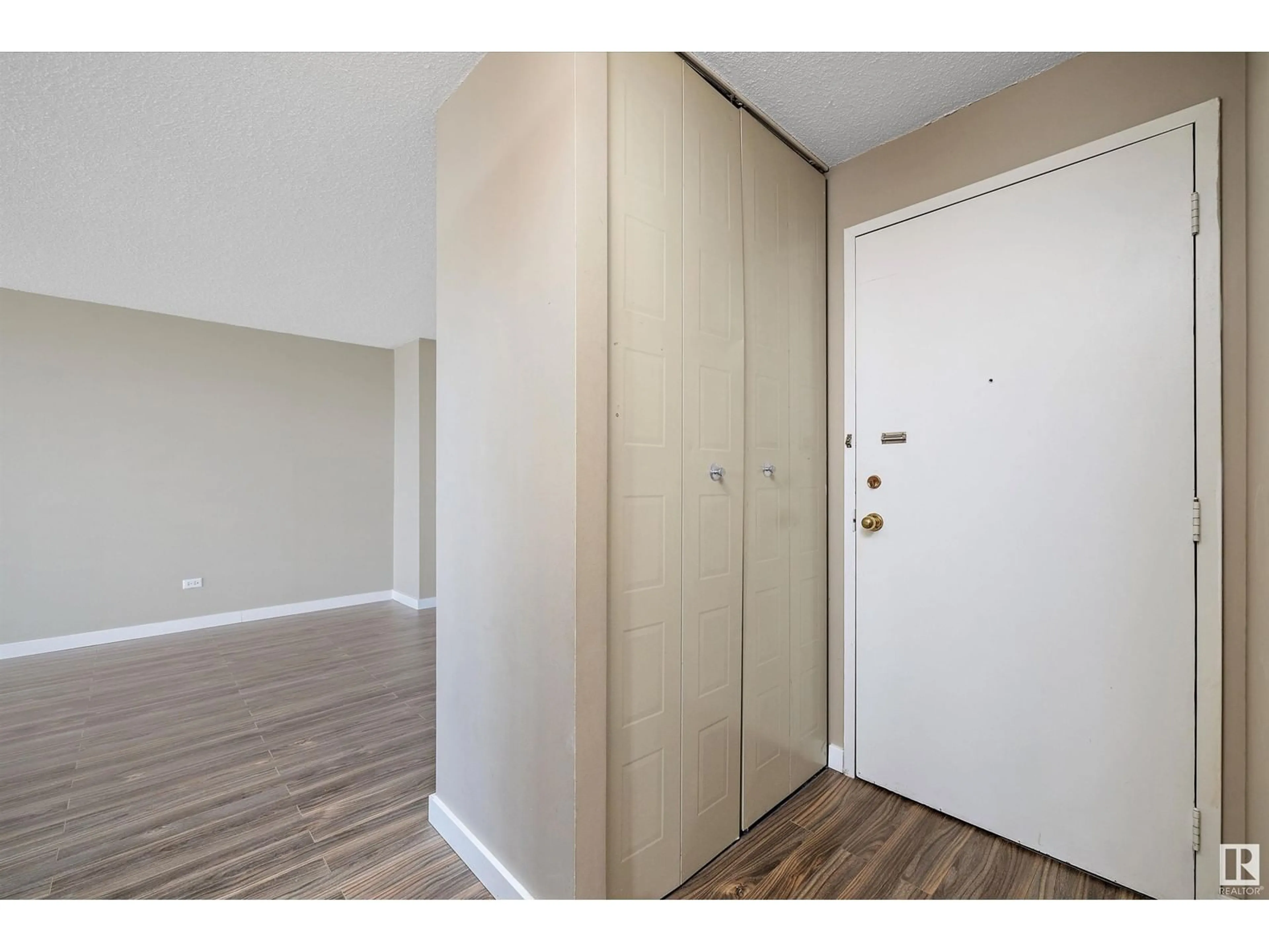 Indoor entryway for 1004 SASKATCHEWAN DR, Edmonton Alberta T6E4Y9