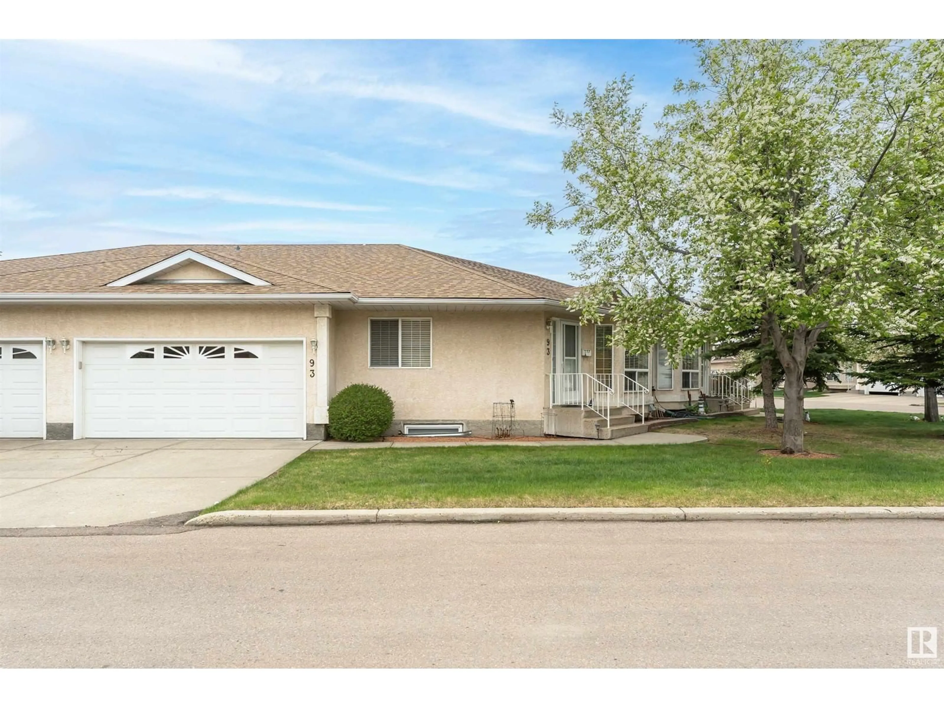 Home with vinyl exterior material, street for 13320 - 93 124 ST, Edmonton Alberta T5L5B7