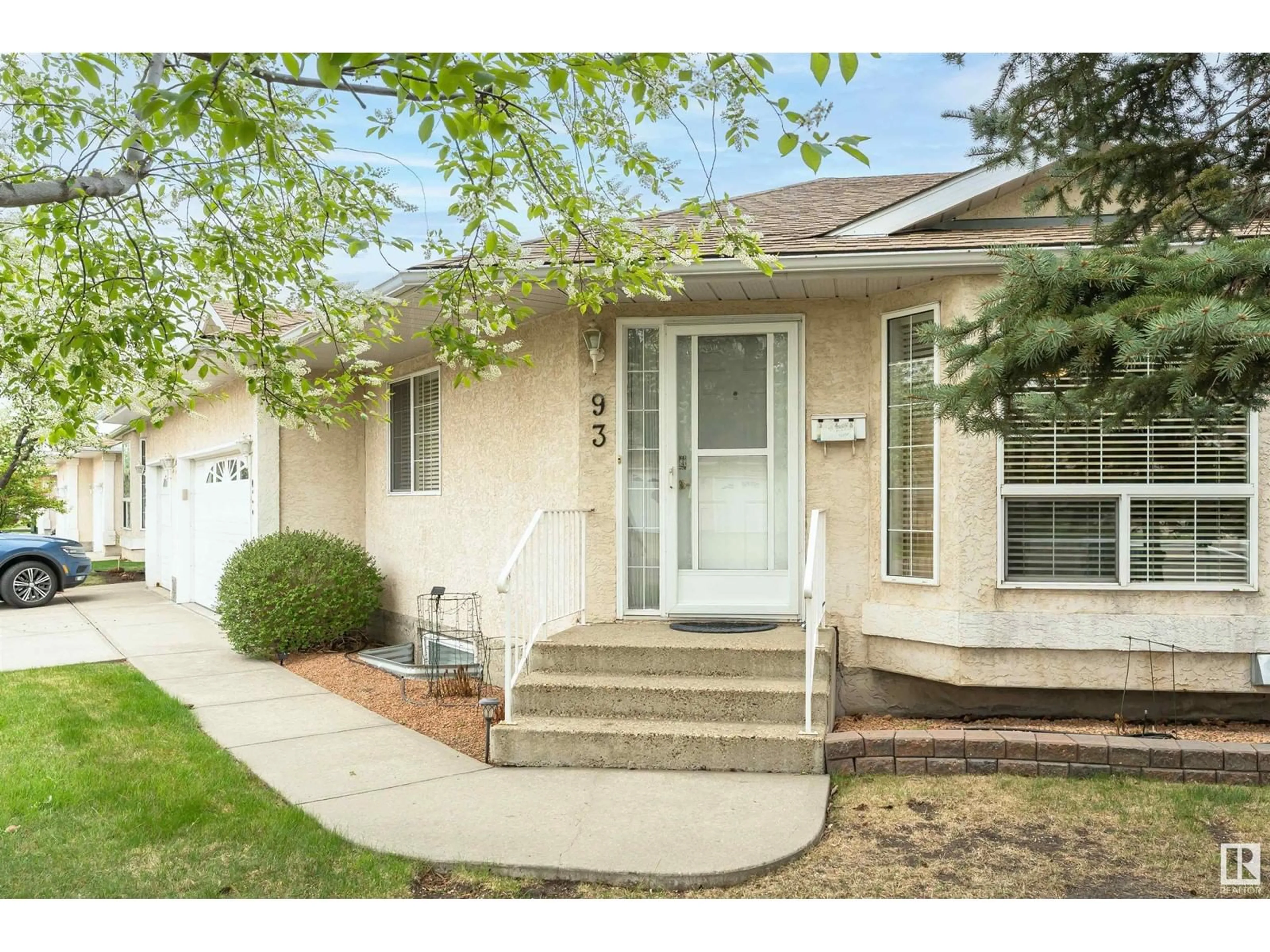 Home with vinyl exterior material, street for 13320 - 93 124 ST, Edmonton Alberta T5L5B7