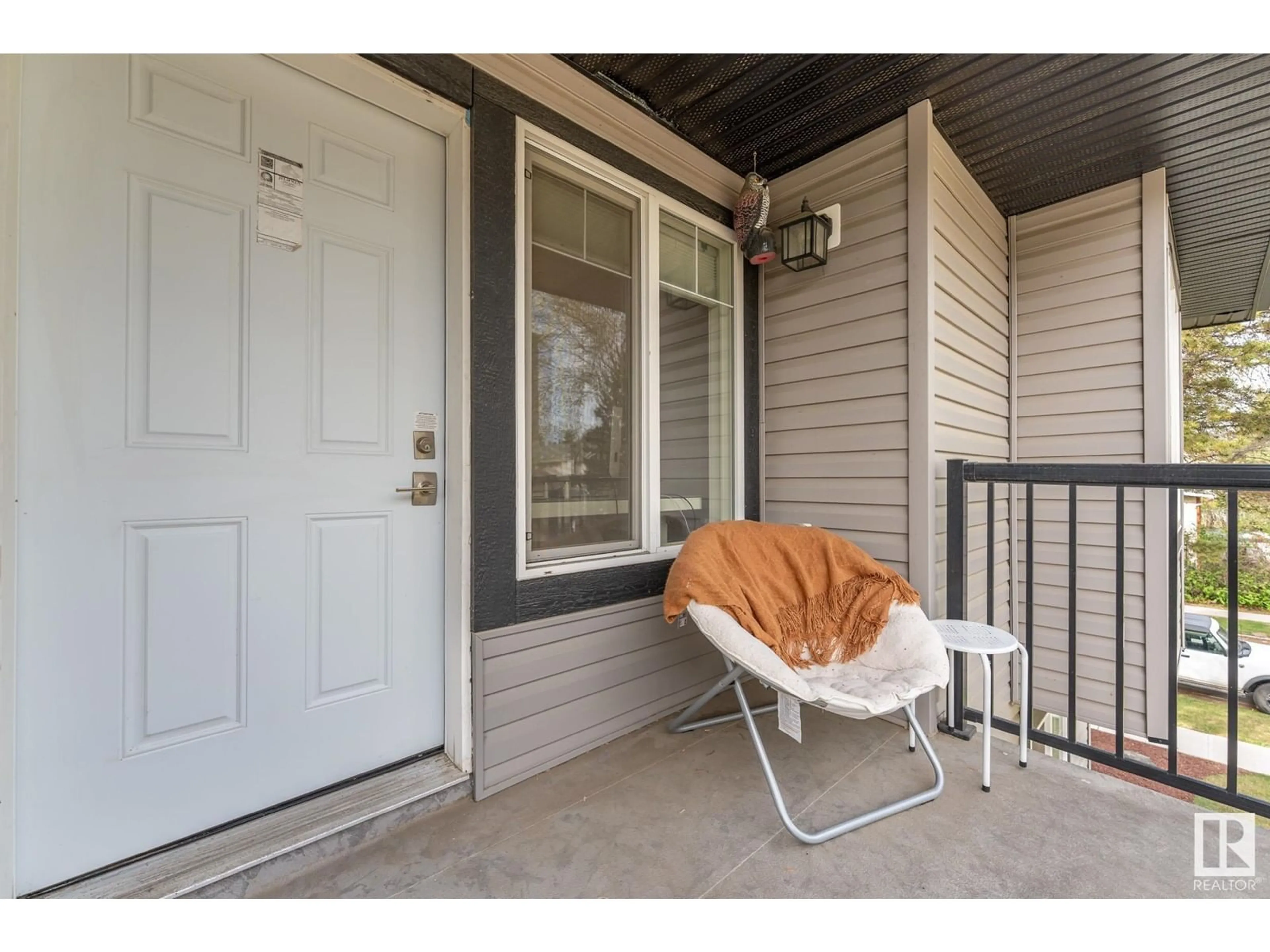 Indoor entryway for 12837 112 AV, Edmonton Alberta T5M0Y6