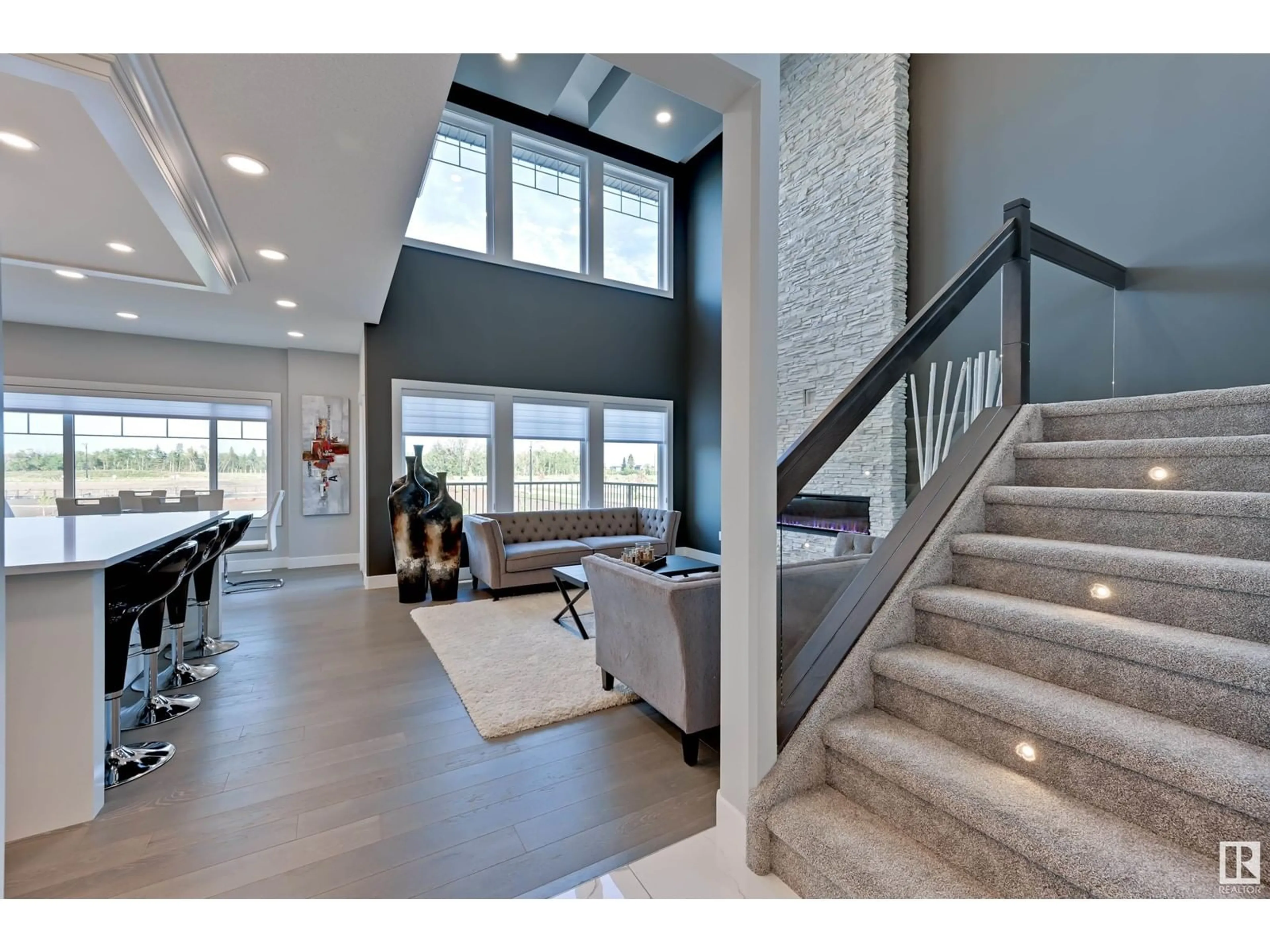 Indoor foyer for 811 NORTHERN HARRIER LN, Edmonton Alberta T5S0H5