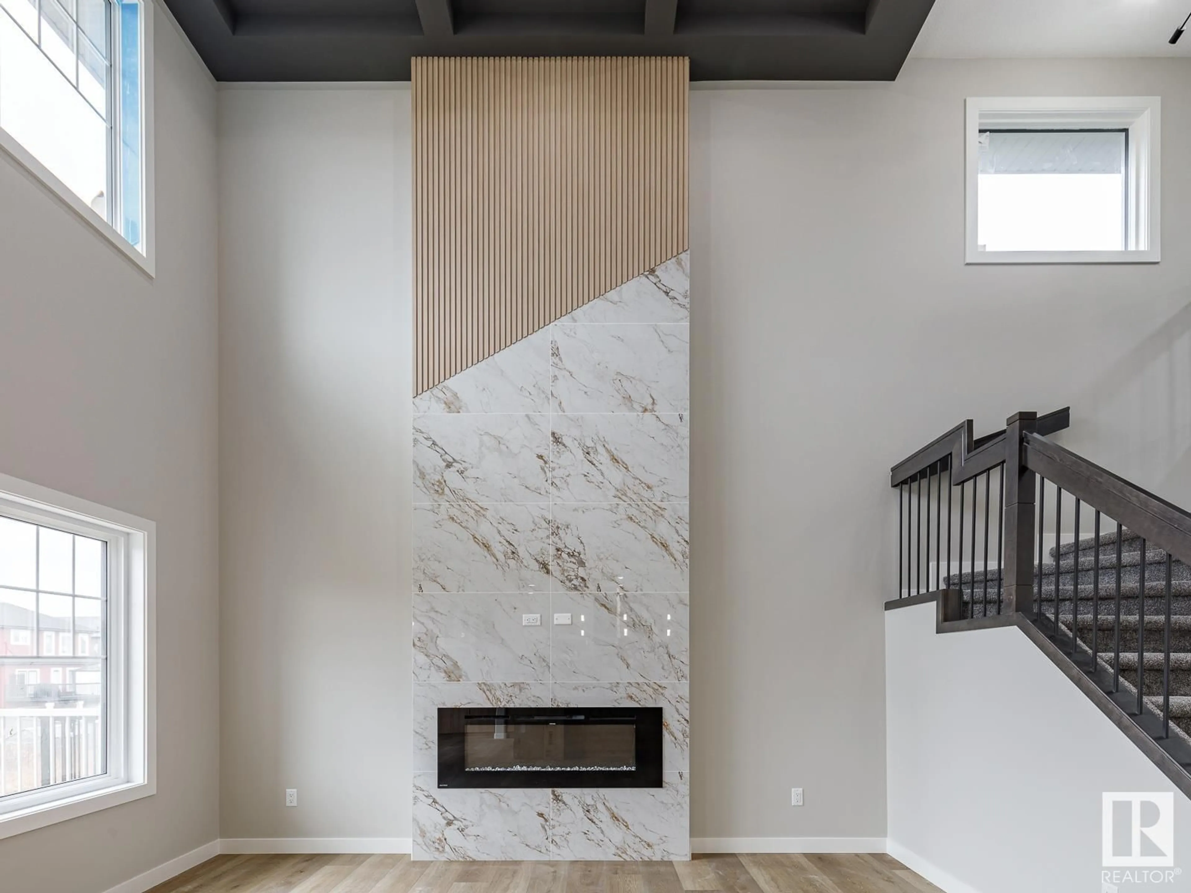 Indoor entryway for 813 NORTHERN HARRIER LN, Edmonton Alberta T5S0H5
