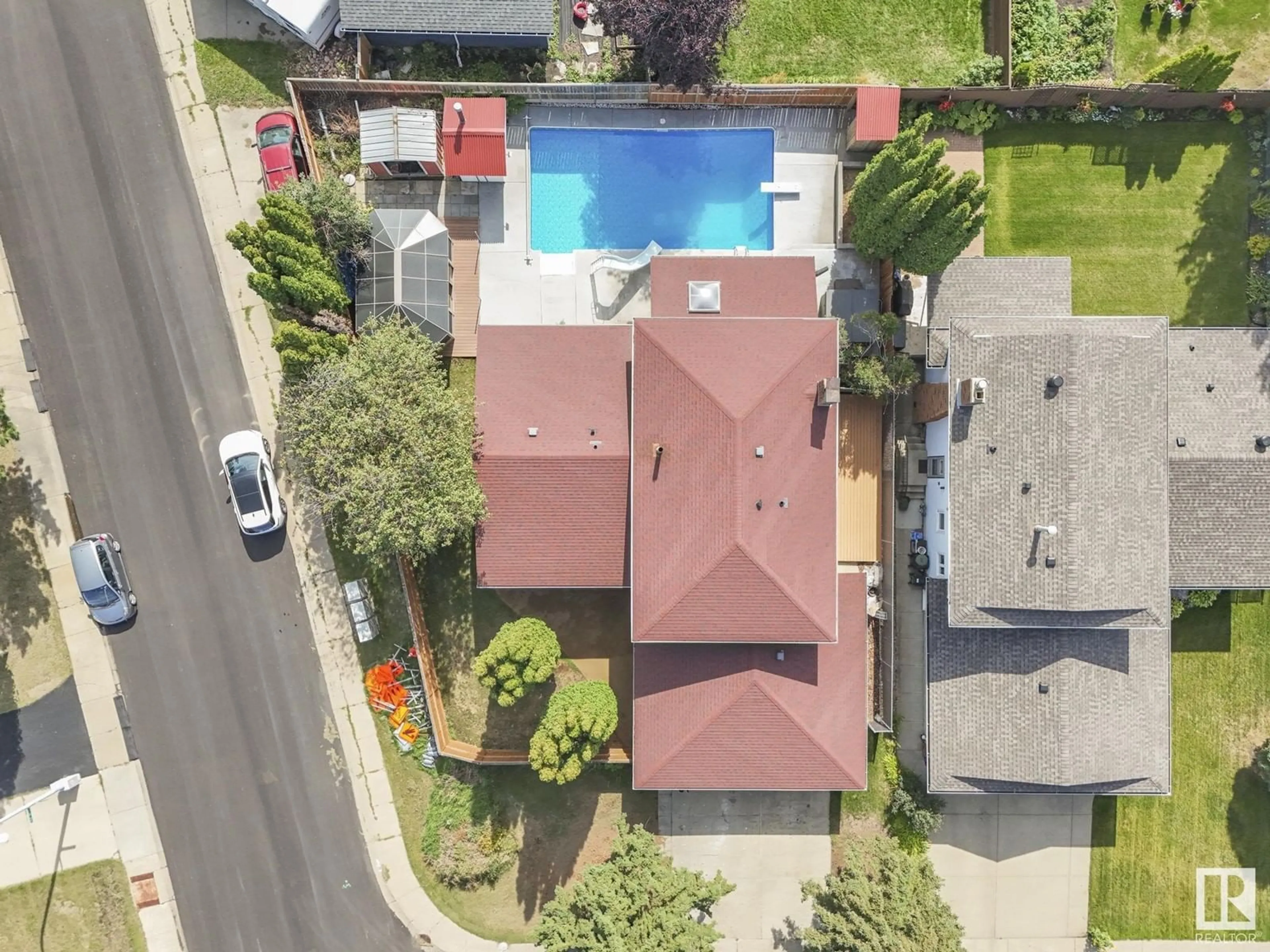 A pic from outside/outdoor area/front of a property/back of a property/a pic from drone, street for 10405 31A AV, Edmonton Alberta T6J2Y4