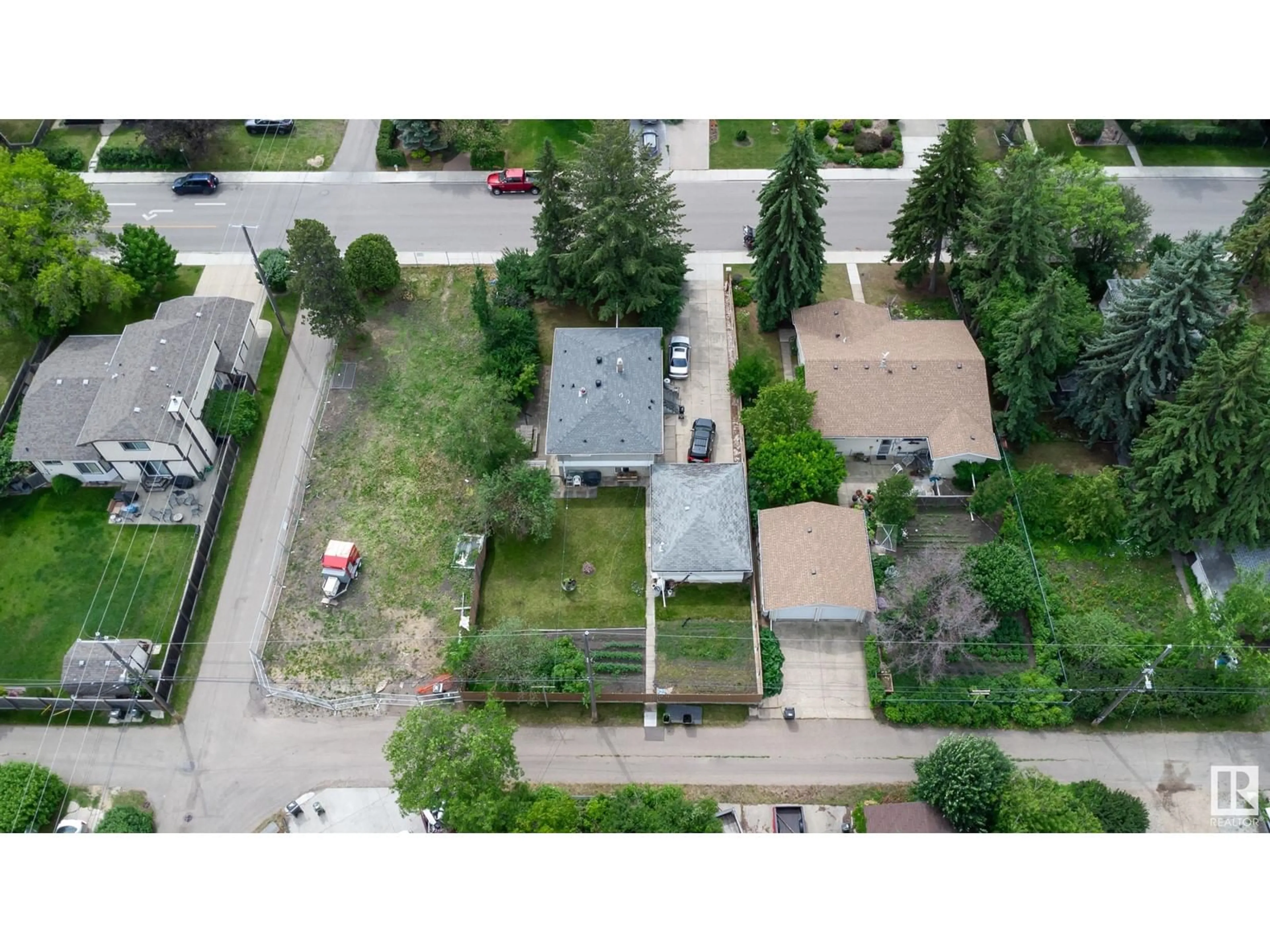 A pic from outside/outdoor area/front of a property/back of a property/a pic from drone, street for NW - 8316 73 AV, Edmonton Alberta T6C0E2