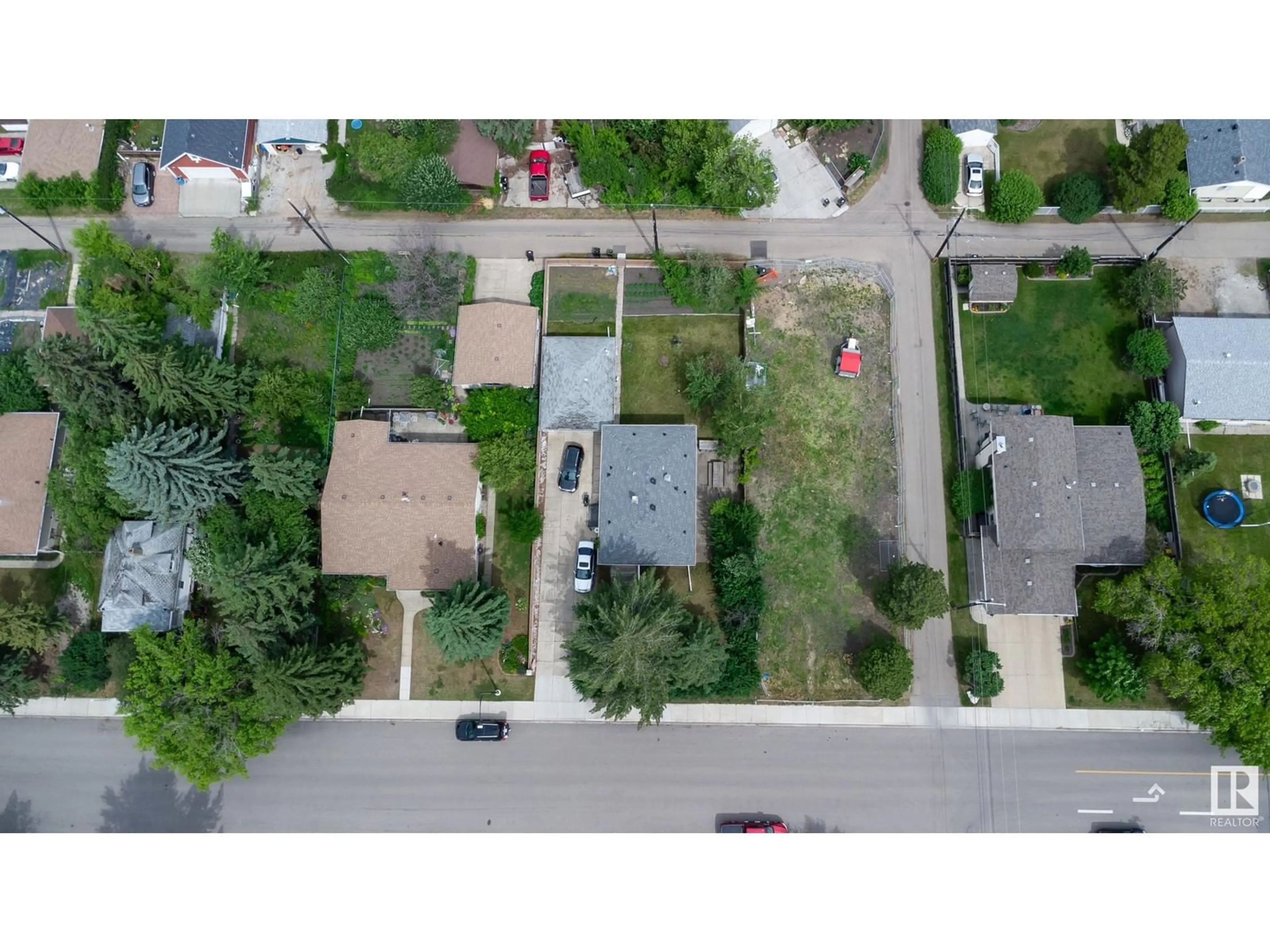 A pic from outside/outdoor area/front of a property/back of a property/a pic from drone, street for NW - 8316 73 AV, Edmonton Alberta T6C0E2