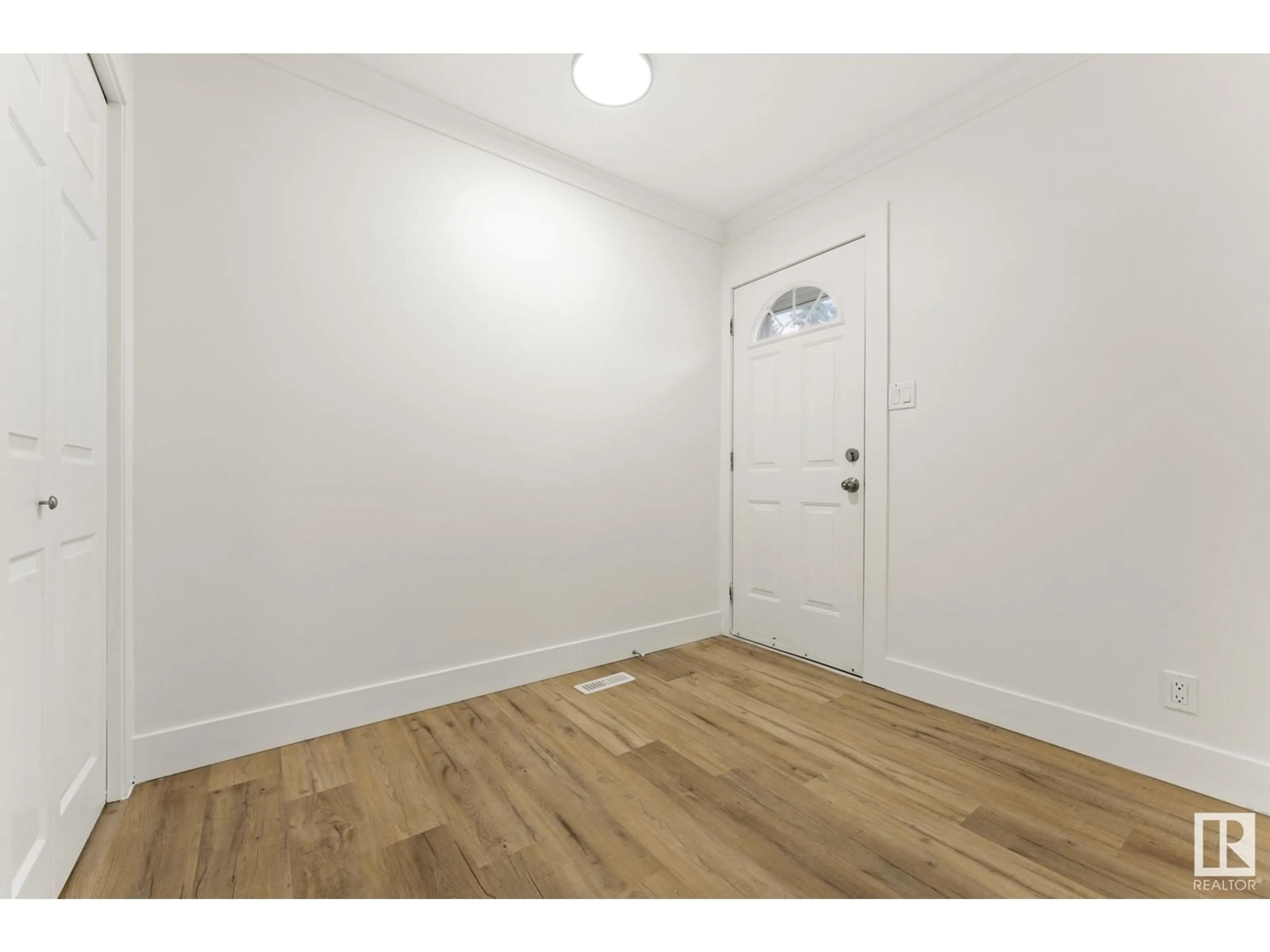 Indoor entryway for 334 NORTHGATE TC, Edmonton Alberta T5E3E3