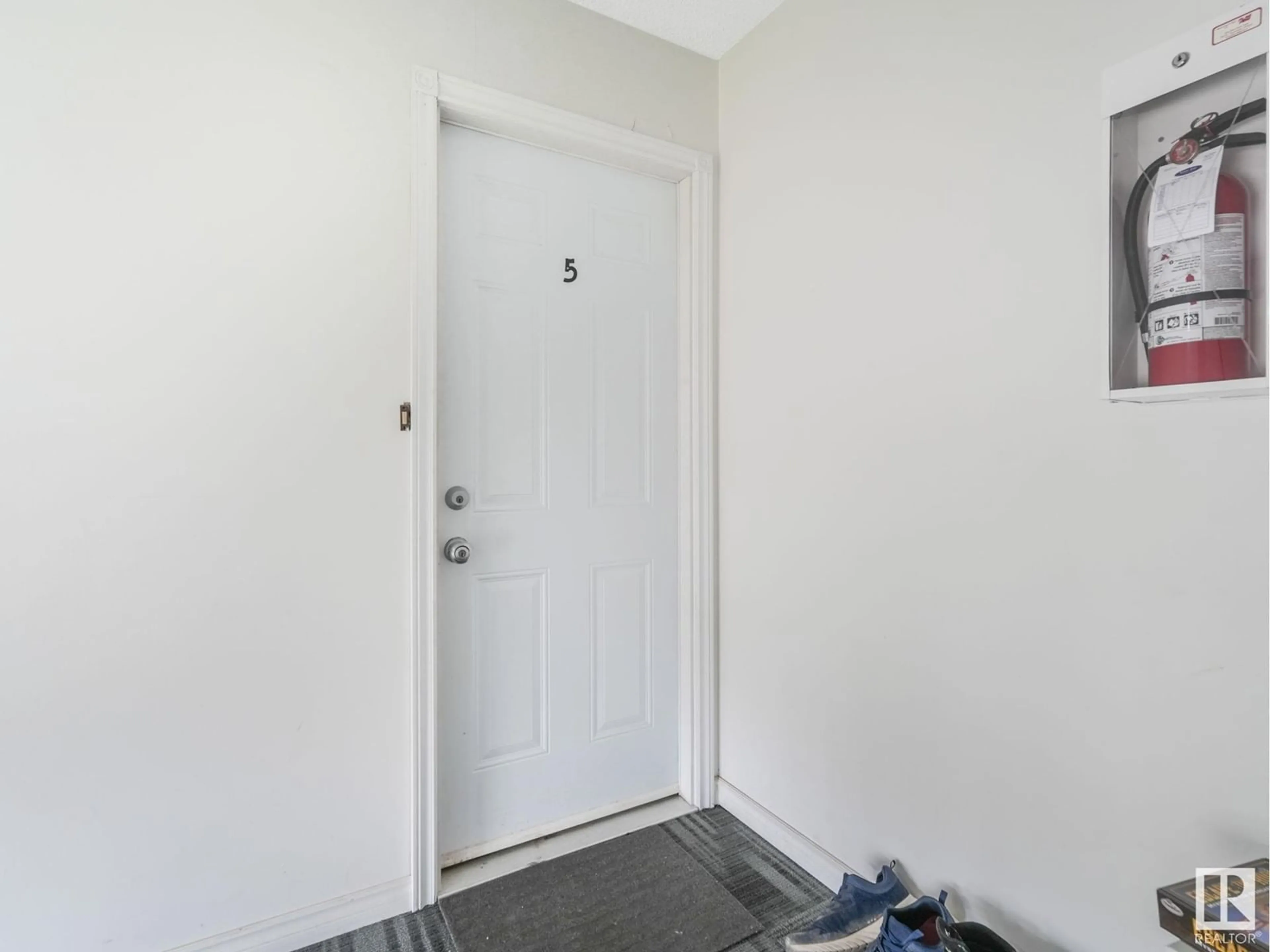 Indoor entryway for #5 - 6715 131A AV, Edmonton Alberta T5C1Z5