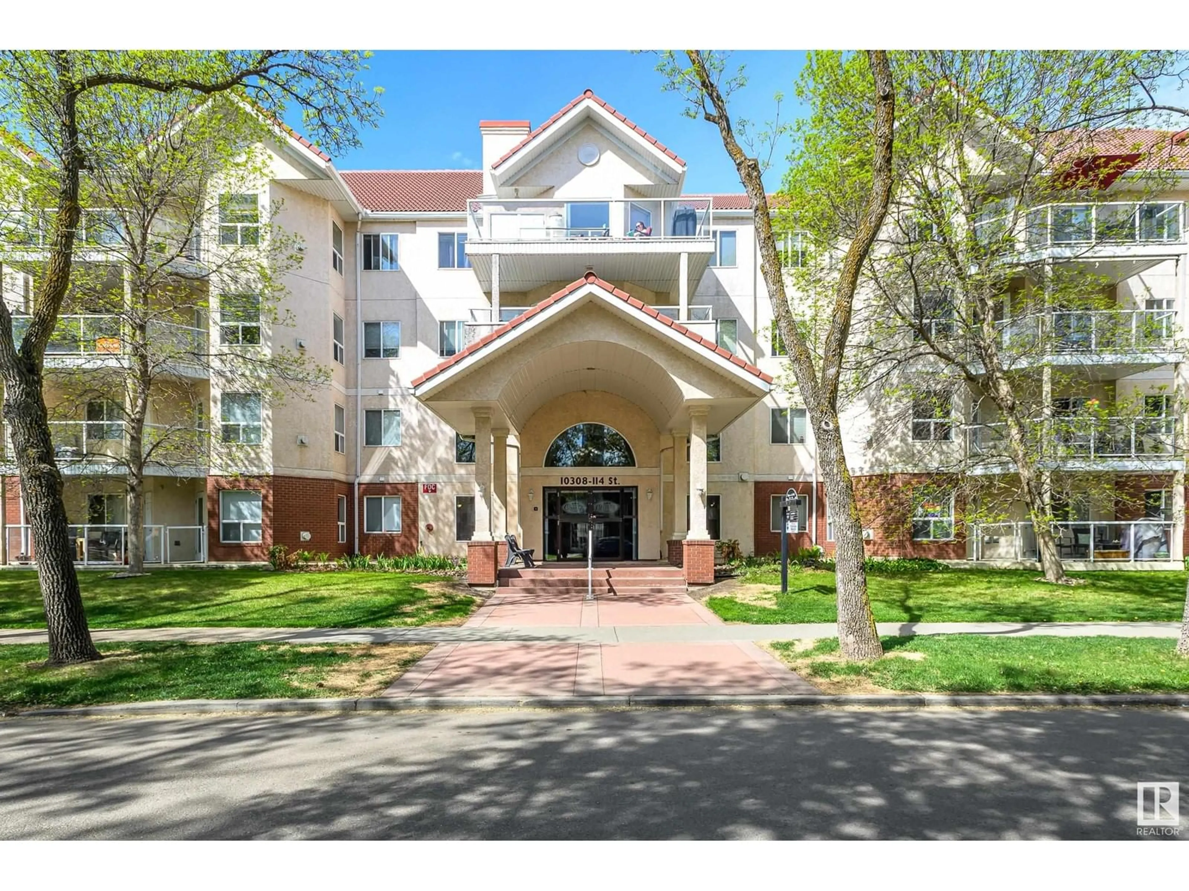 Indoor foyer for #404 - 10308 114 ST, Edmonton Alberta T5K2X2