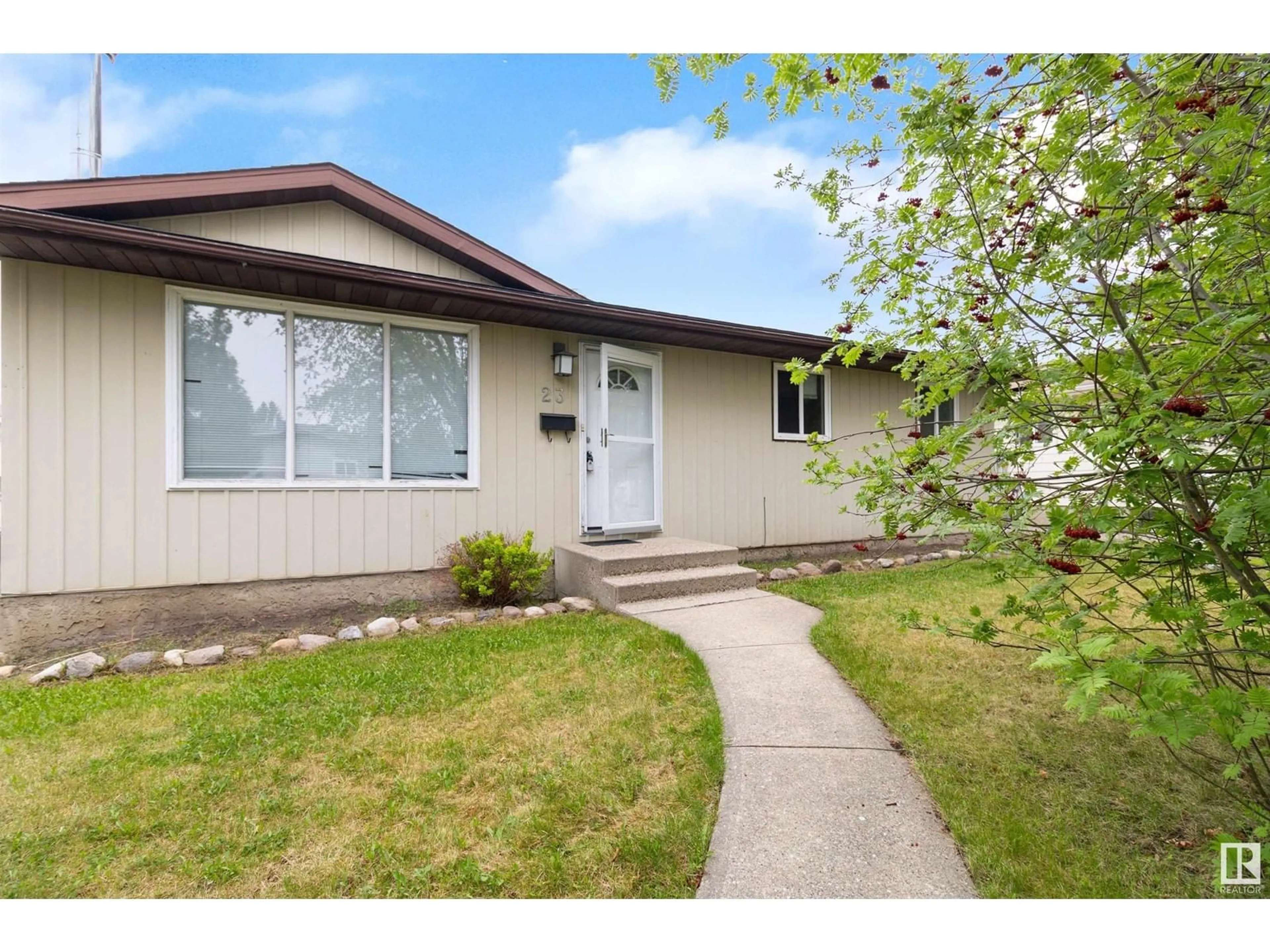 Home with vinyl exterior material, street for 23 MILLER AV, Spruce Grove Alberta T7X2N3