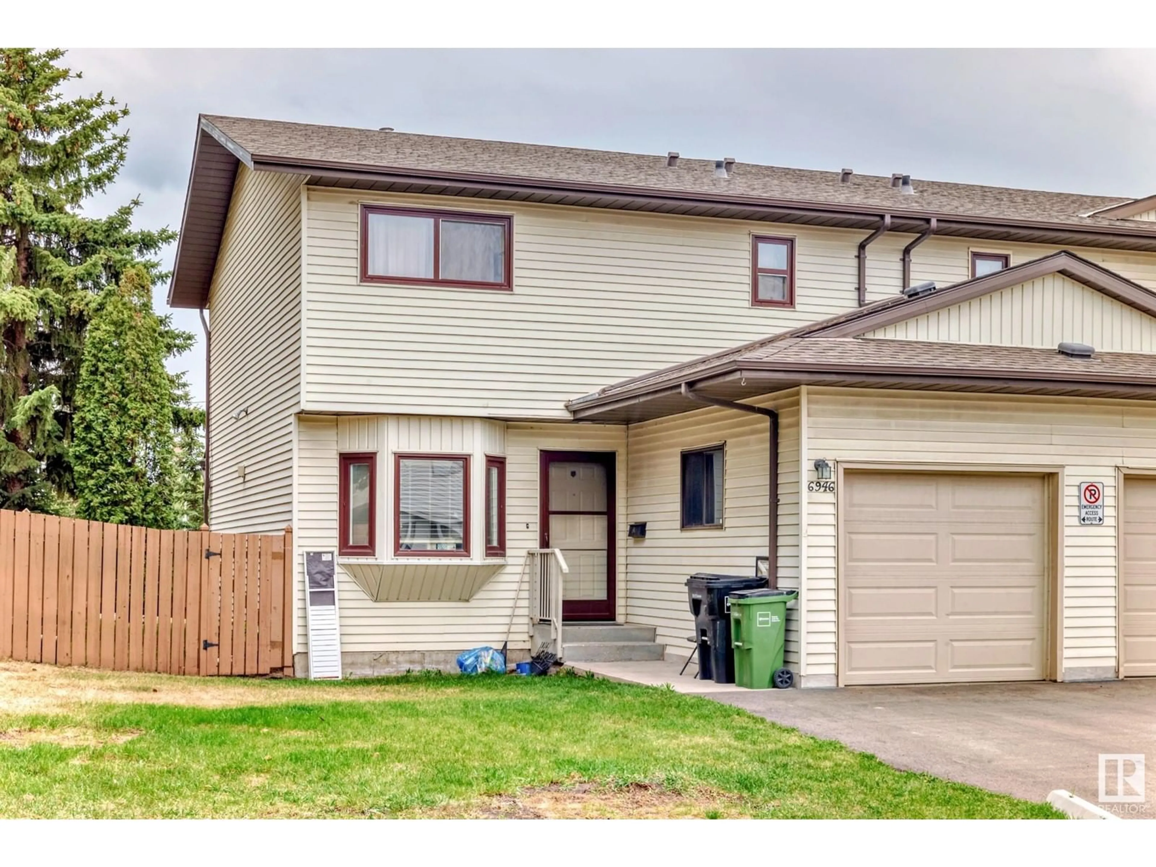 Home with vinyl exterior material, street for 6946 31 AV, Edmonton Alberta T6K3X6