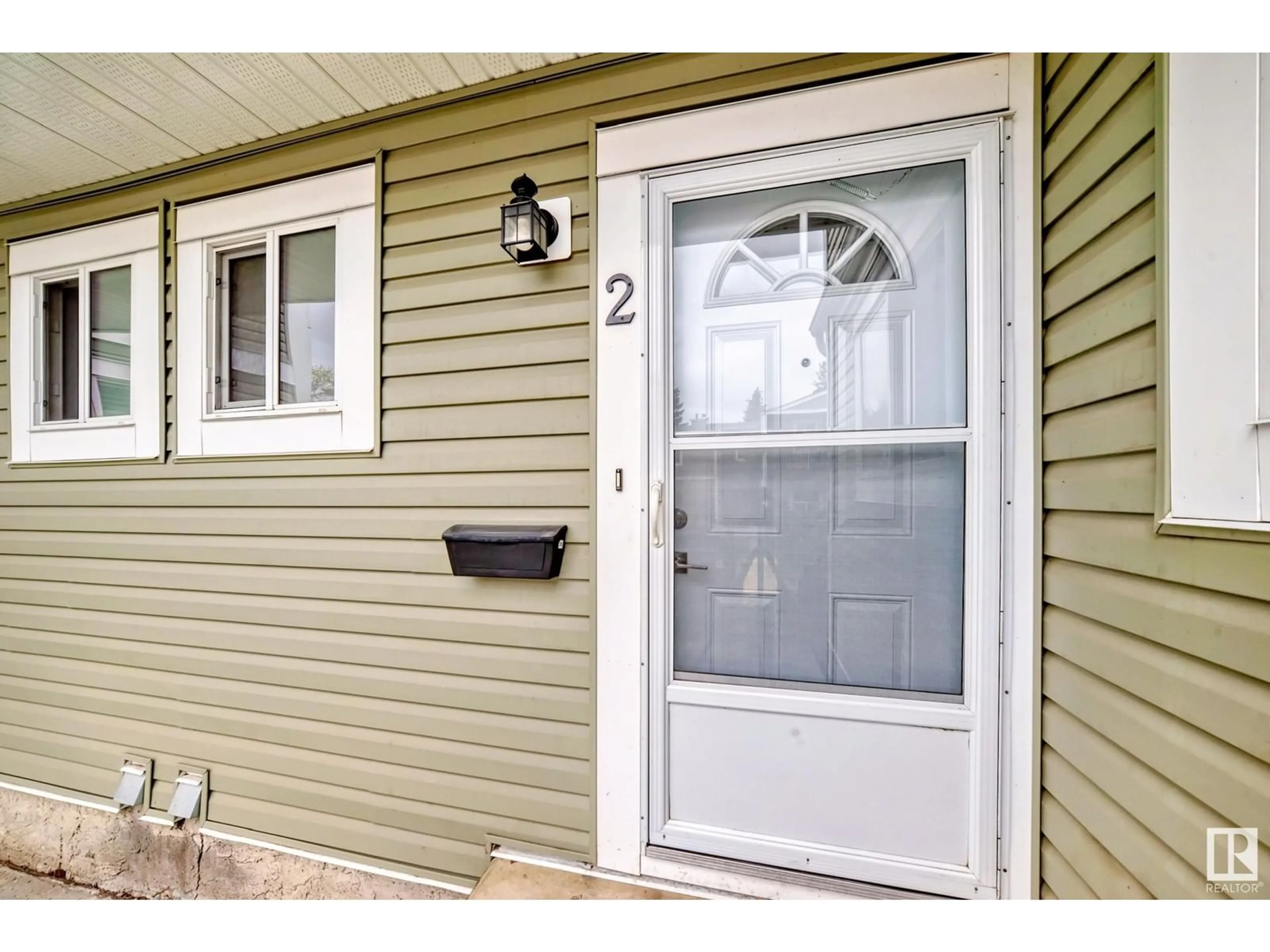 Indoor entryway for #2 - 1820 56 ST, Edmonton Alberta T6L5L4