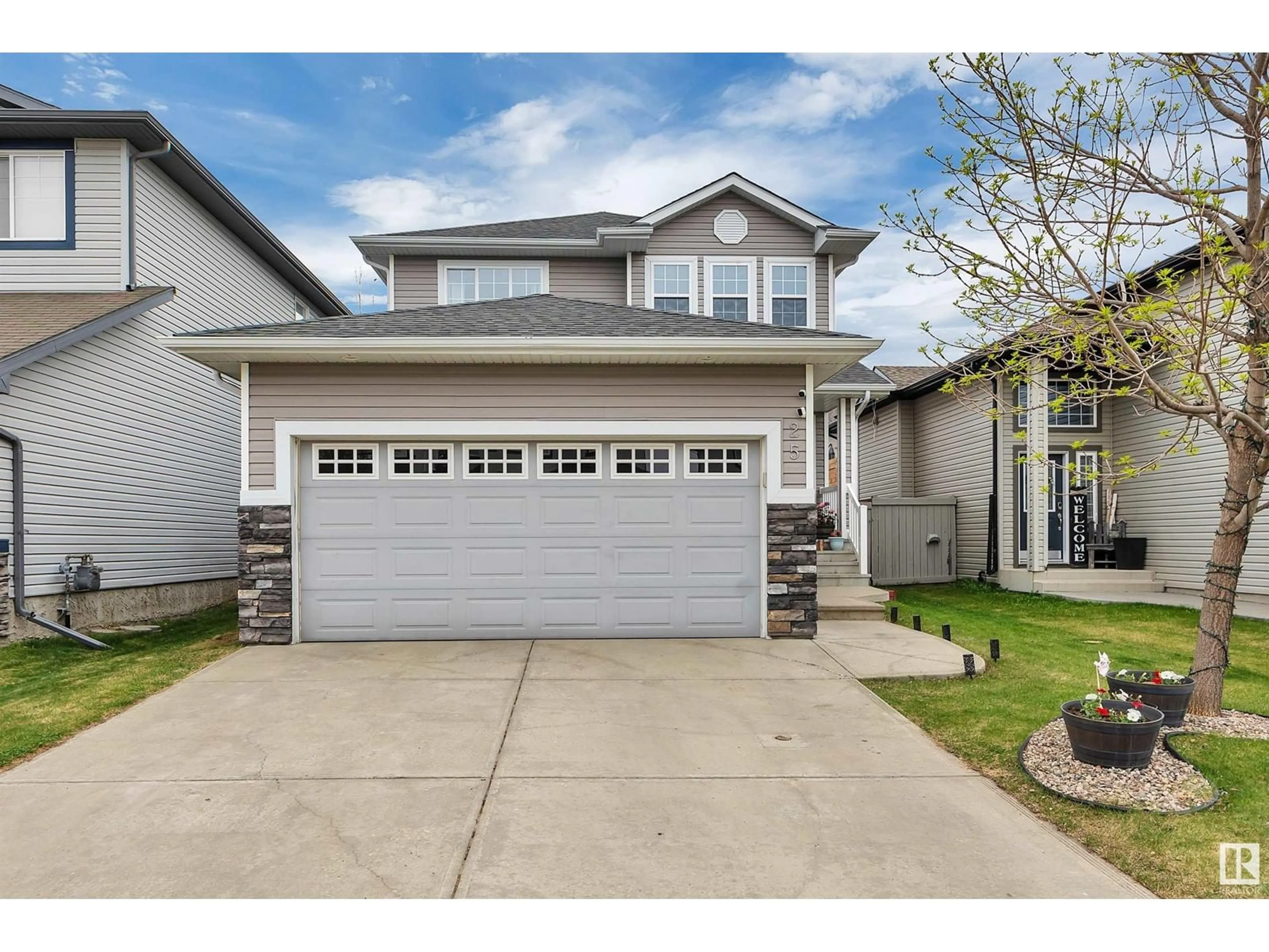 Home with vinyl exterior material, street for 25 SELKIRK PL, Leduc Alberta T9E0L4