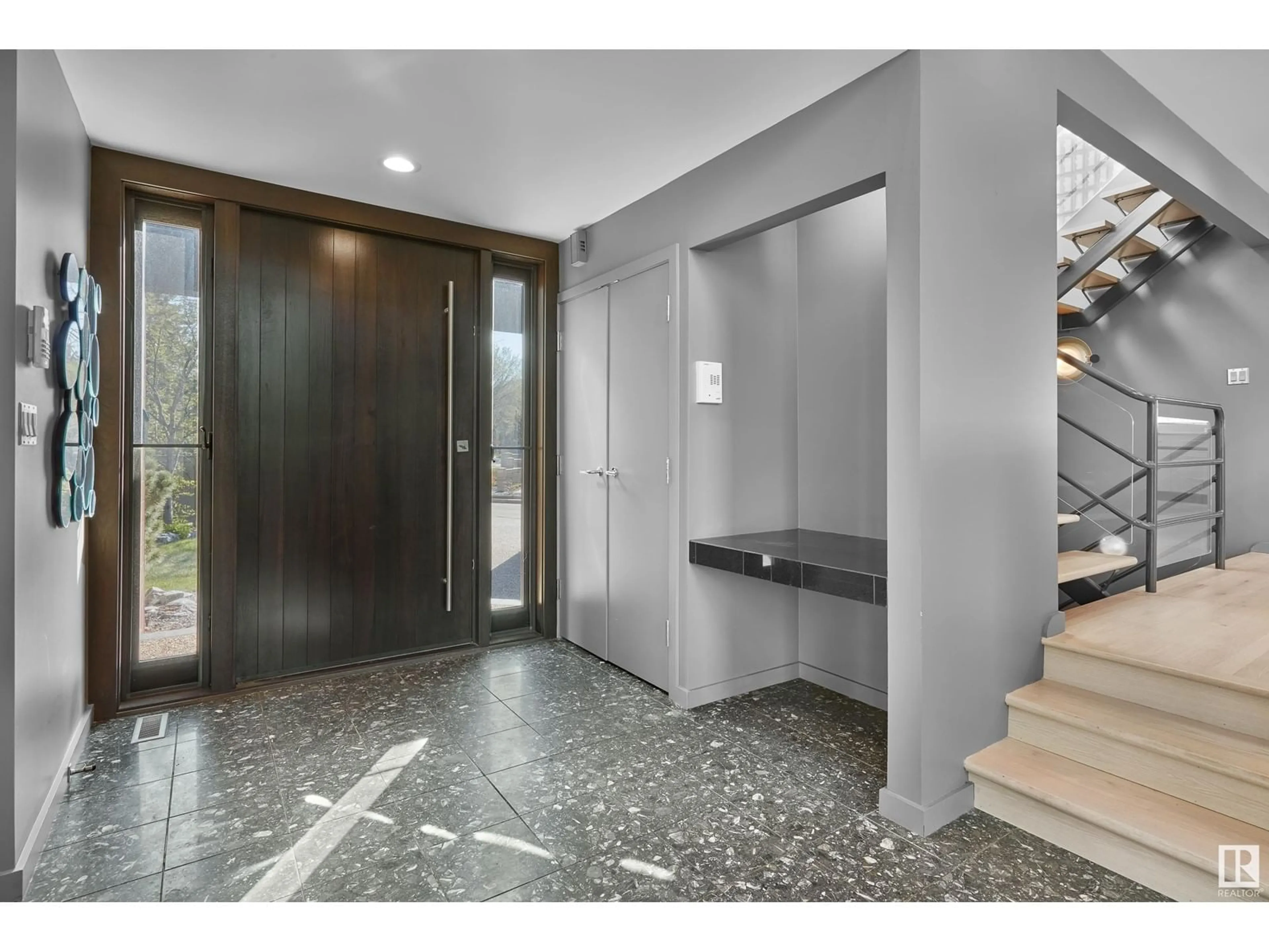 Indoor entryway for 7 PATRICIA PL, Edmonton Alberta T5T5Y1
