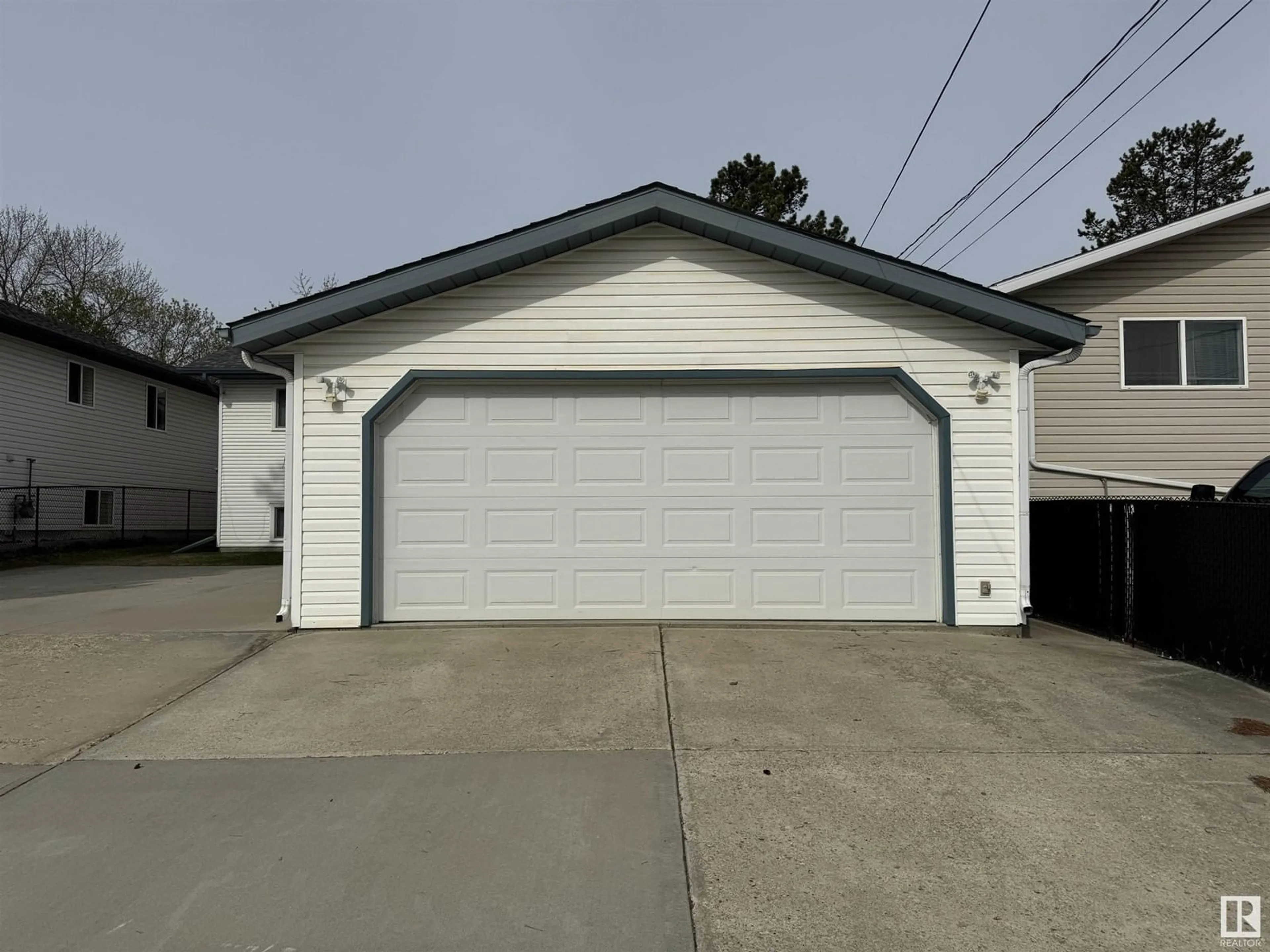 Indoor garage for 5061 44 ST, Drayton Valley Alberta T7A1B7