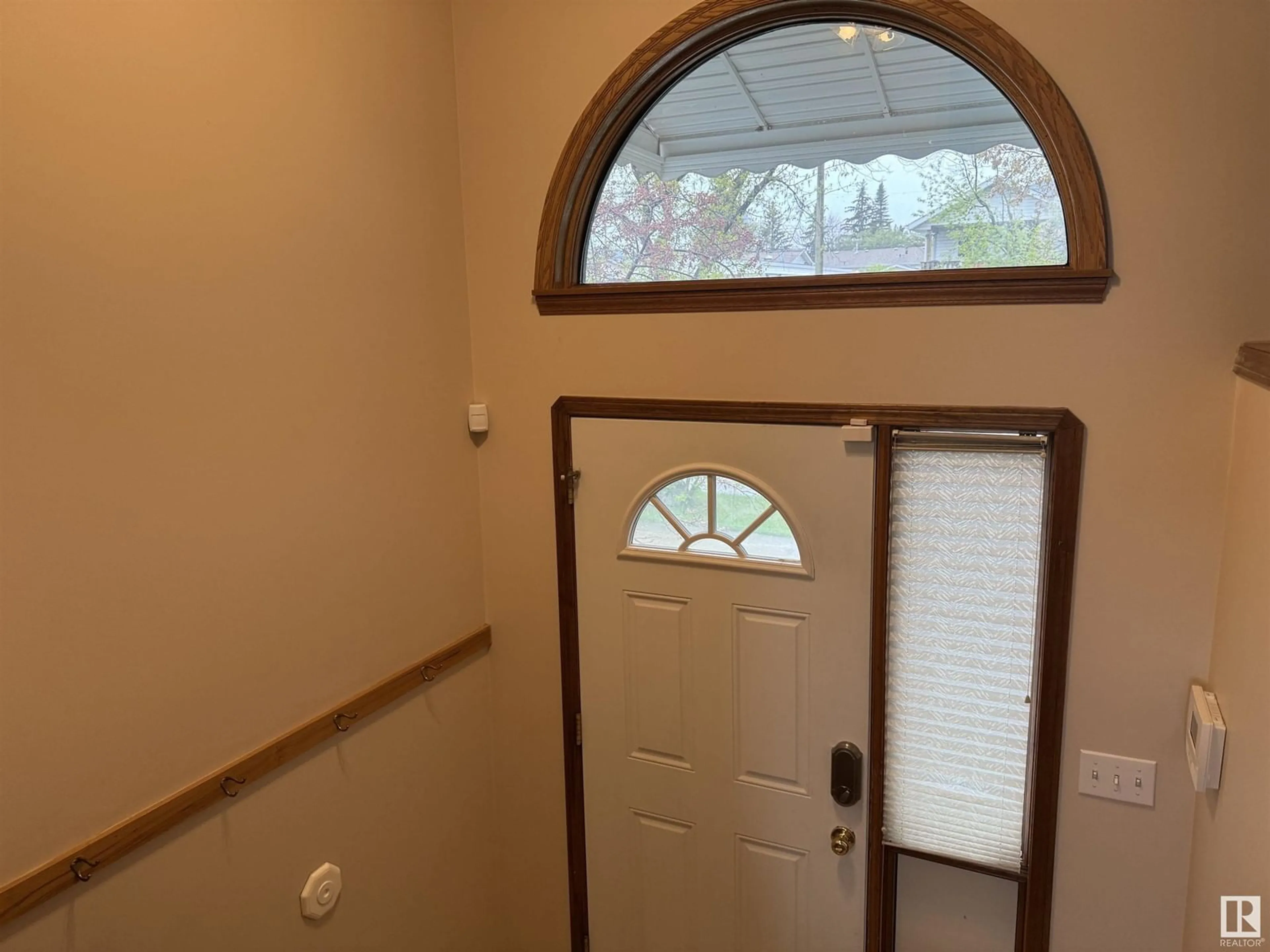 Indoor entryway for 5061 44 ST, Drayton Valley Alberta T7A1B7