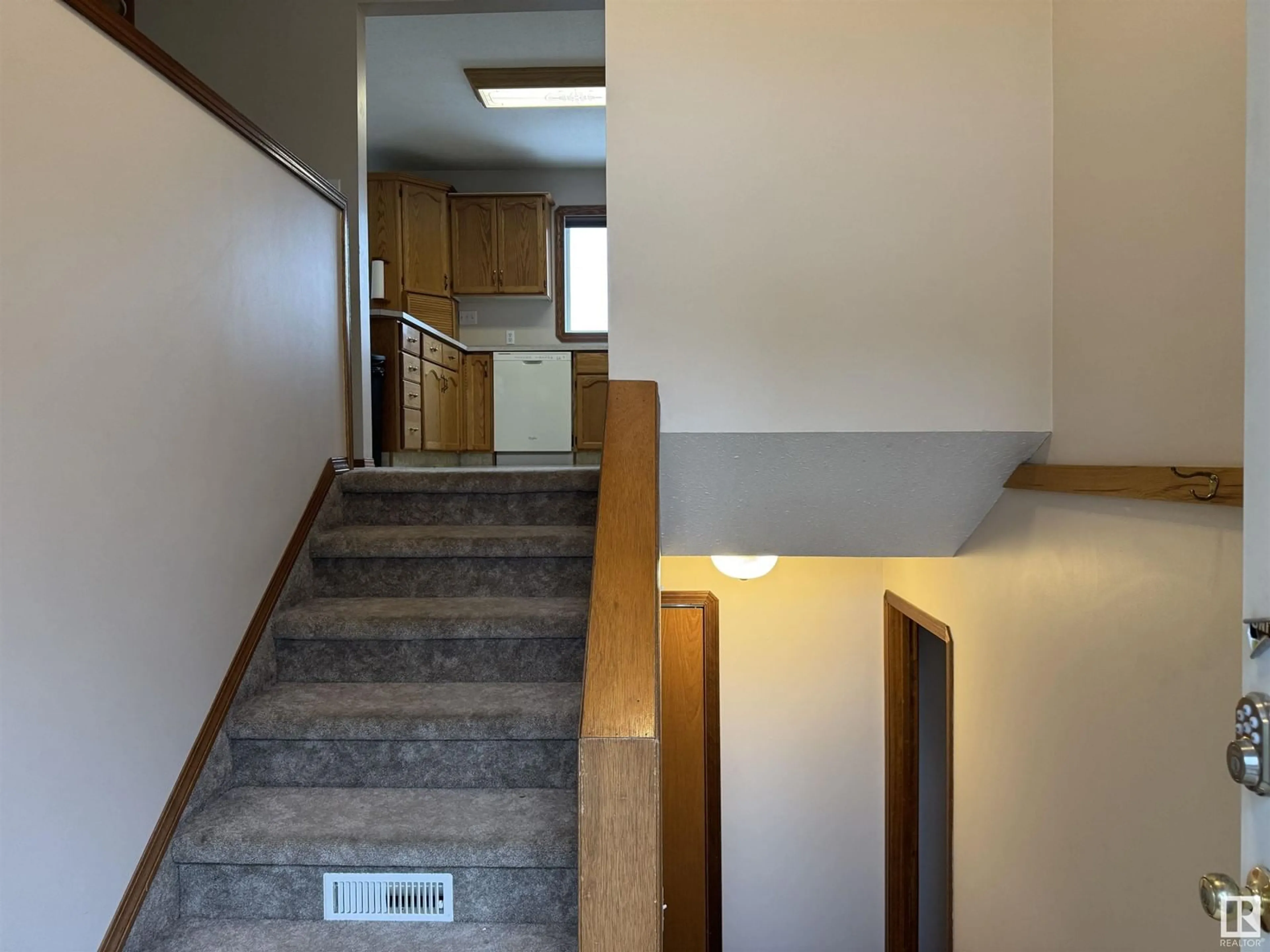 Indoor foyer for 5061 44 ST, Drayton Valley Alberta T7A1B7