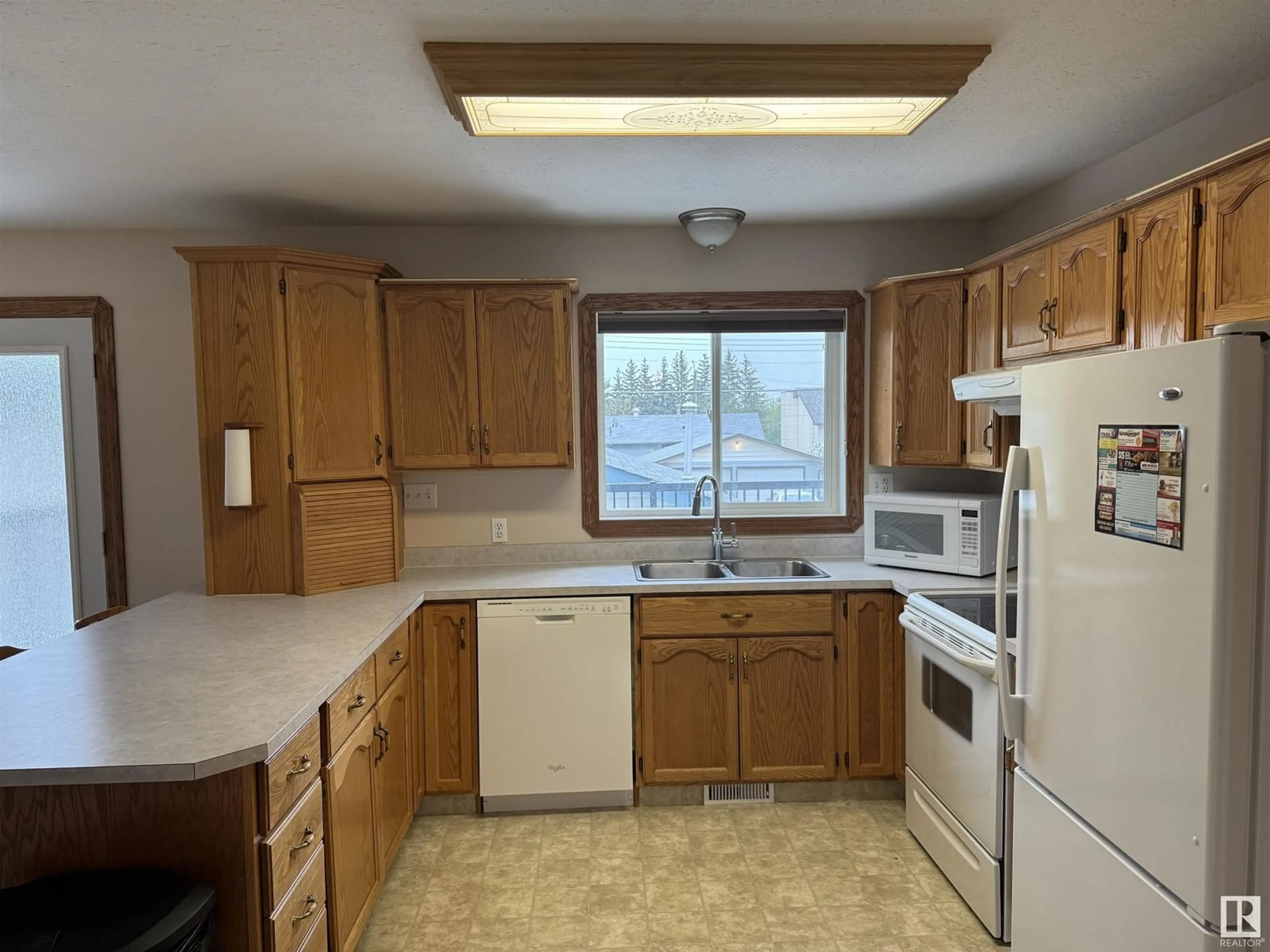 Standard kitchen, unknown for 5061 44 ST, Drayton Valley Alberta T7A1B7