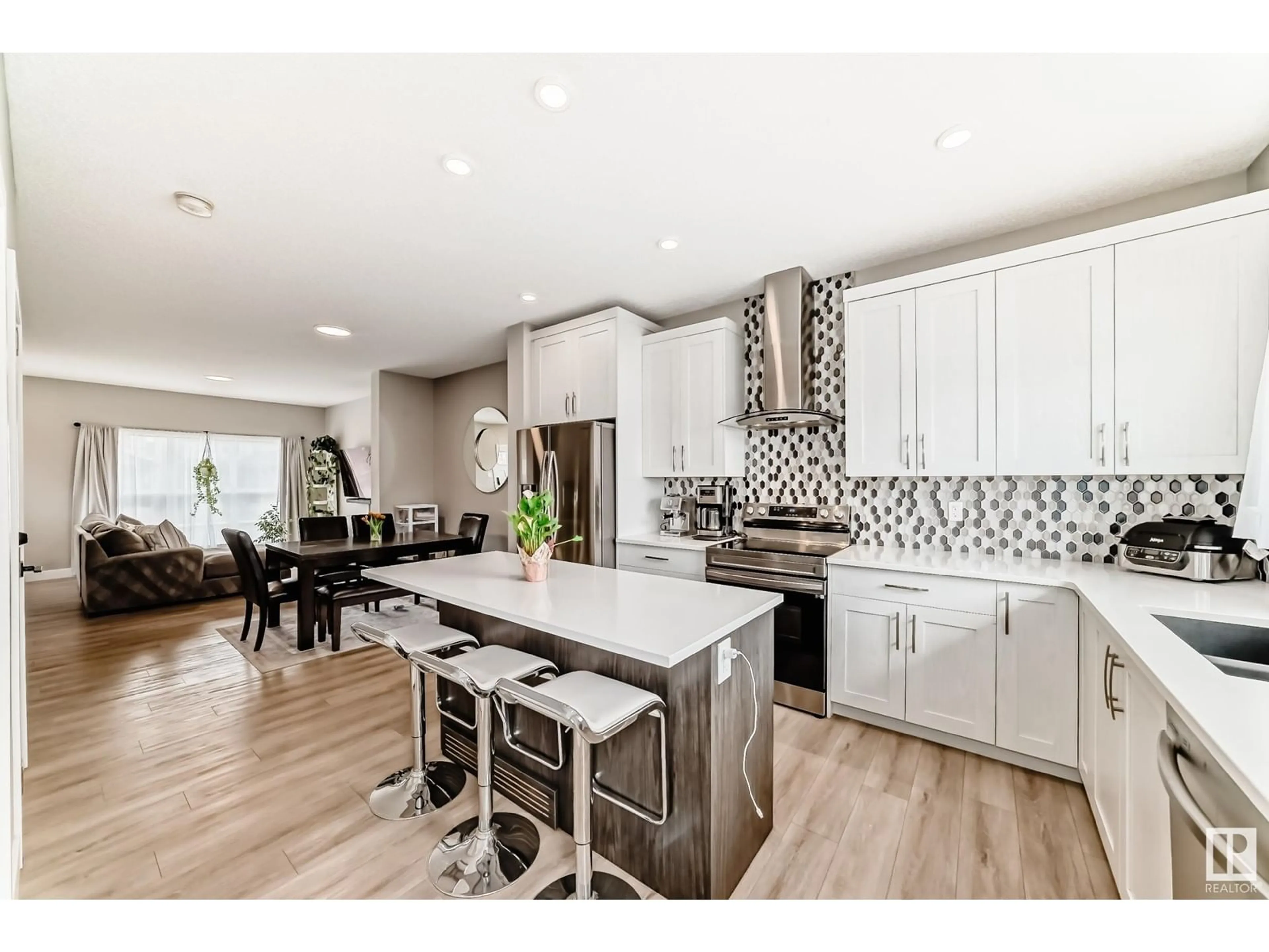 Open concept kitchen, unknown for 261 ORCHARDS BV, Edmonton Alberta T6X2Y6