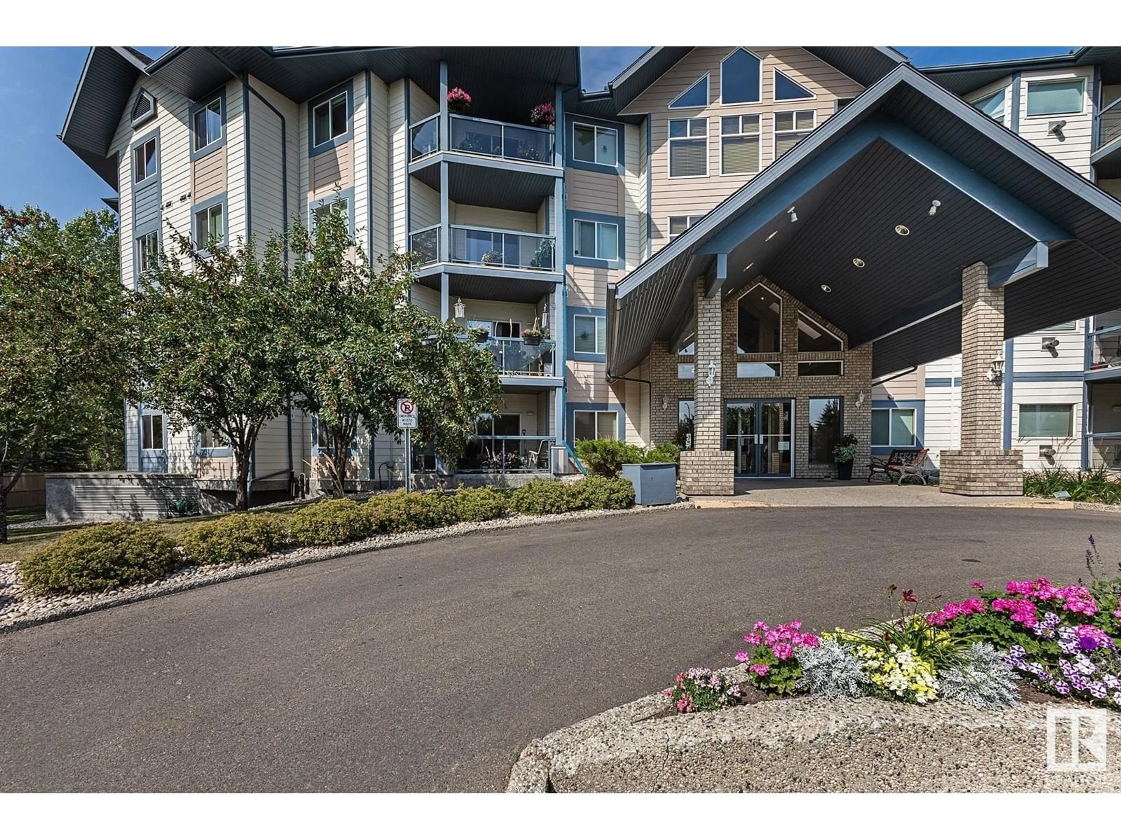 Indoor foyer for 100 - 311 FOXHAVEN DR, Sherwood Park Alberta T8A6B6