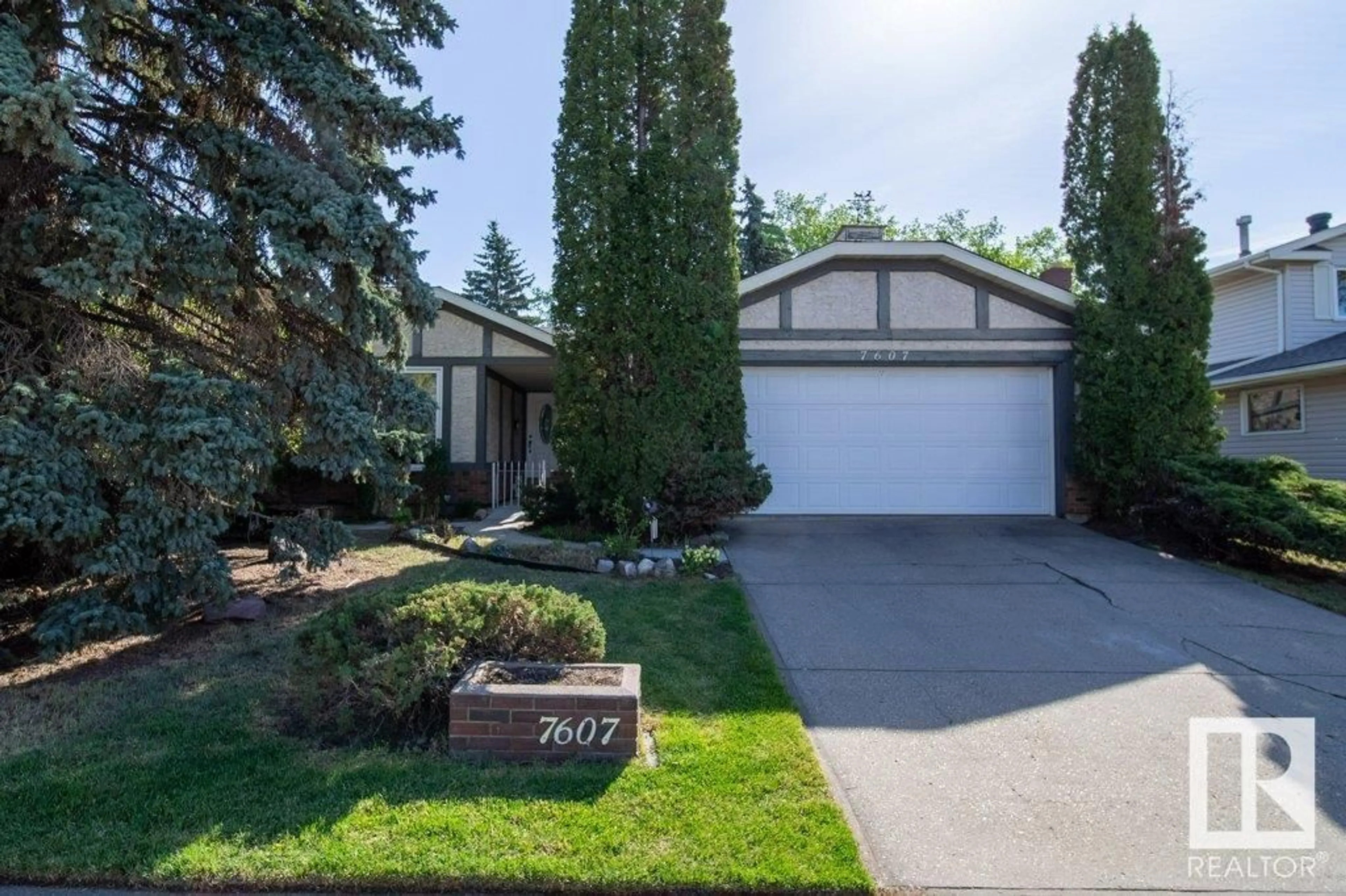 Home with vinyl exterior material, street for 7607 182 ST NW, Edmonton Alberta T5T1Z6