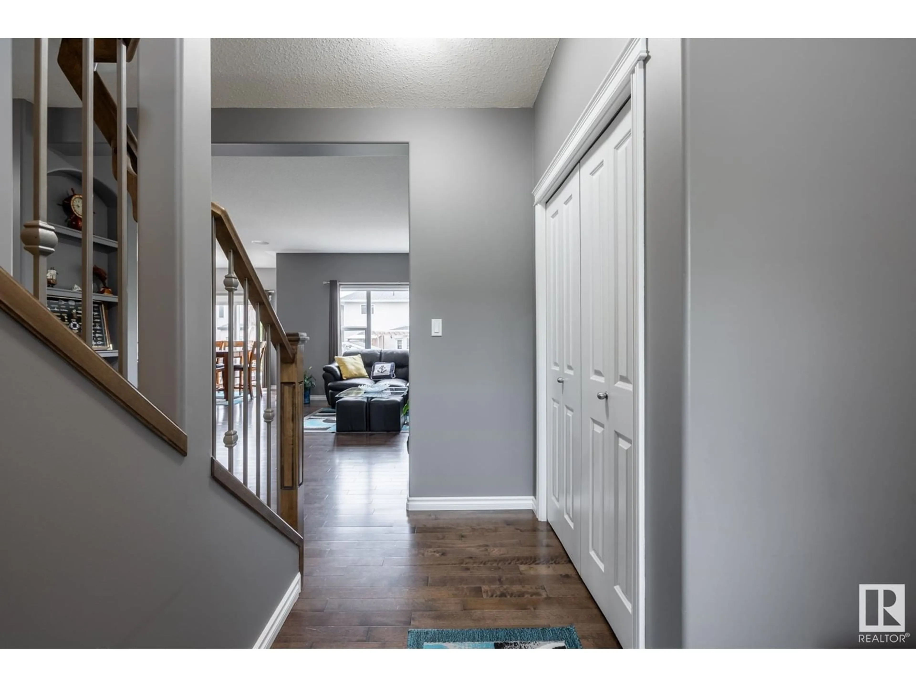 Indoor entryway for 6720 19 AVE SW, Edmonton Alberta T6X0L9