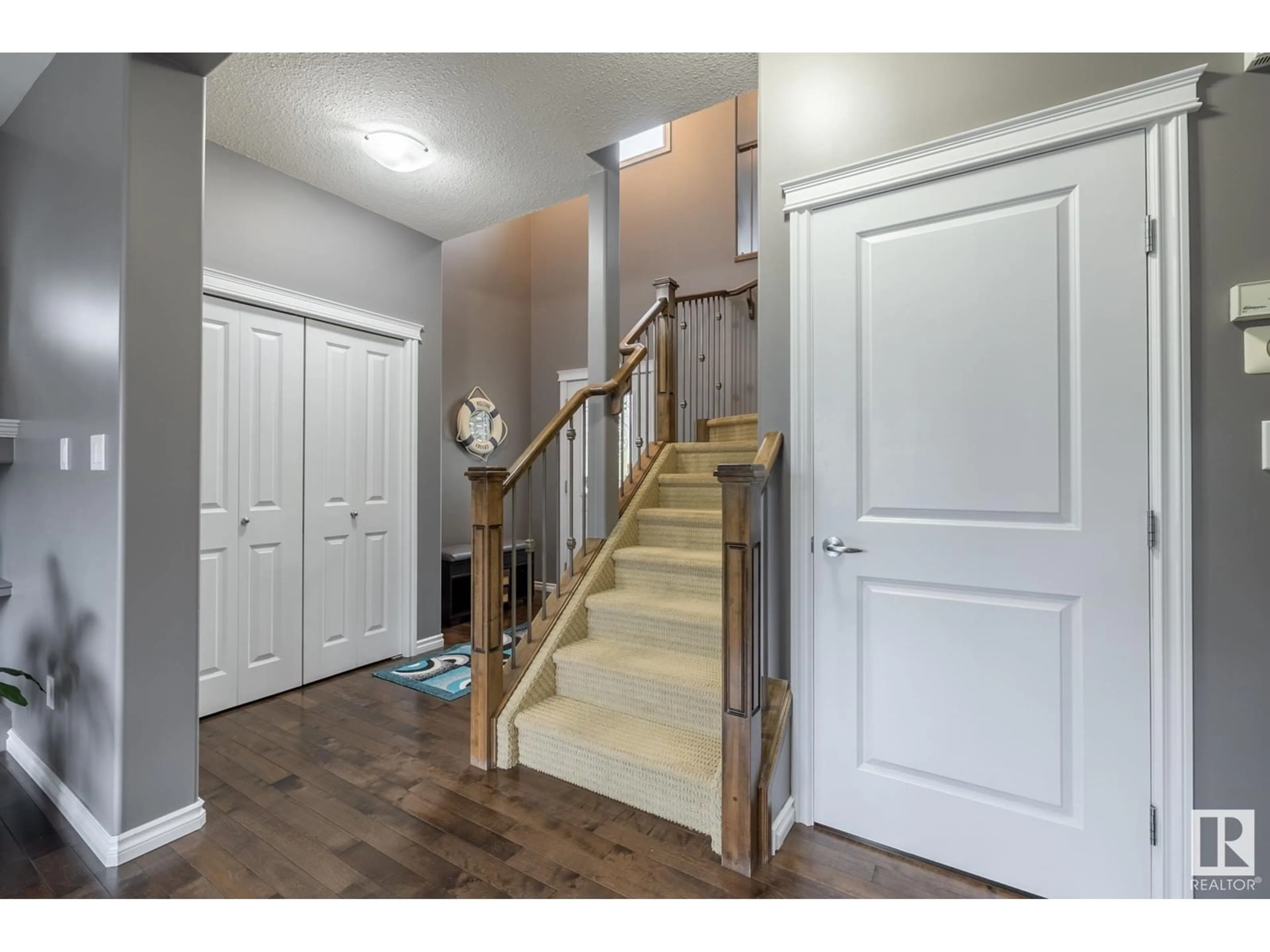 Indoor entryway for 6720 19 AVE SW, Edmonton Alberta T6X0L9