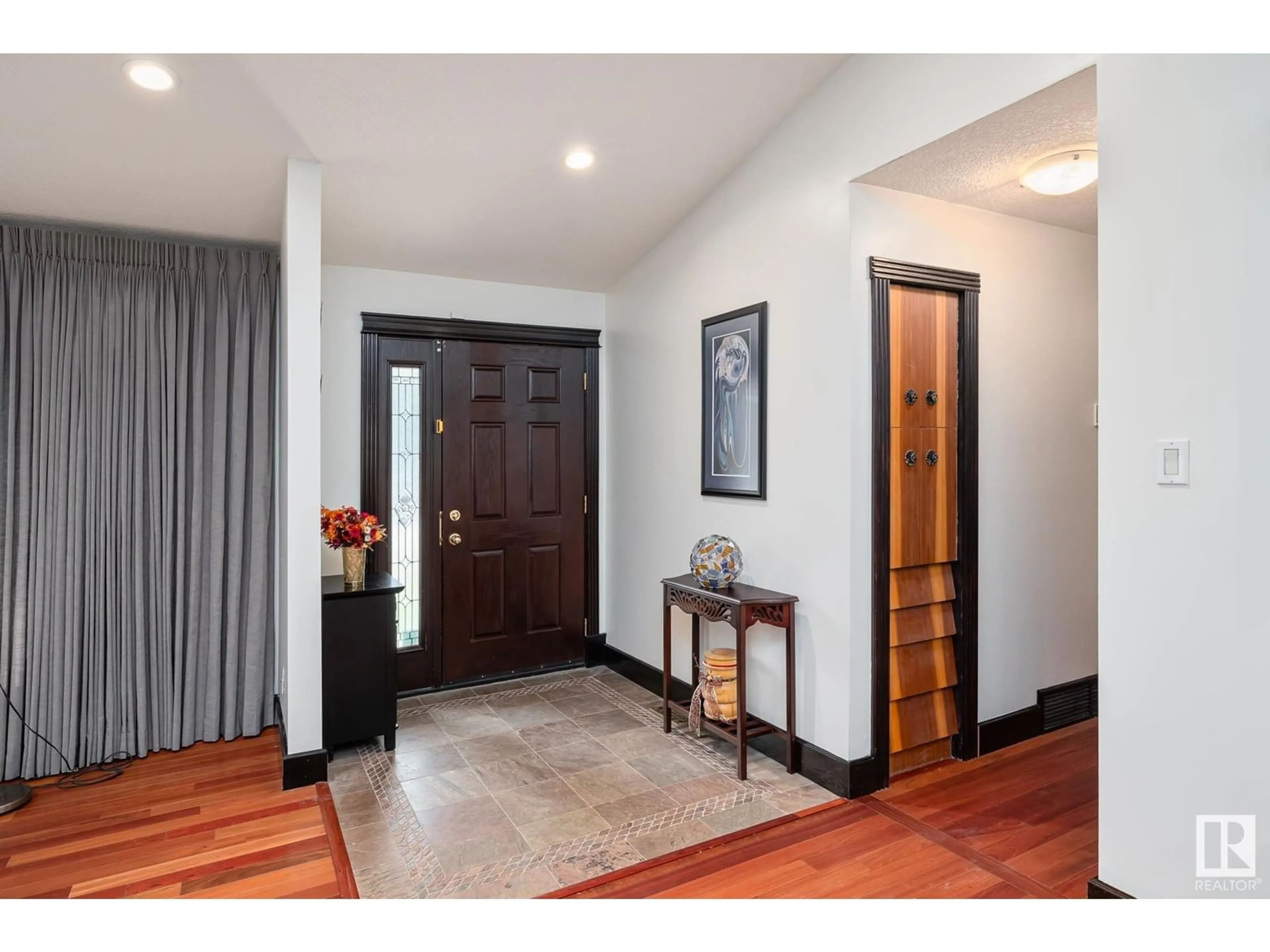 Indoor entryway for 16 QUESNELL CR, Edmonton Alberta T5R5N9