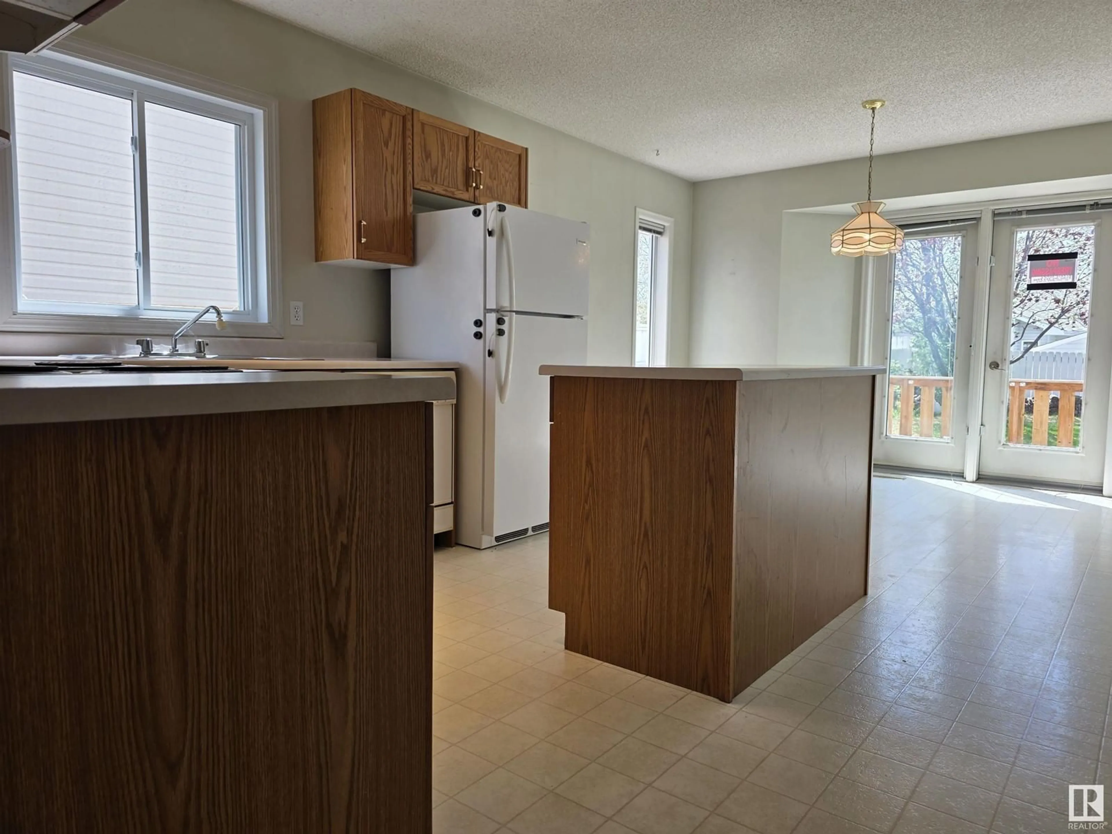 Standard kitchen, unknown for 14 WESTMEWS CR, Fort Saskatchewan Alberta T8L3X7