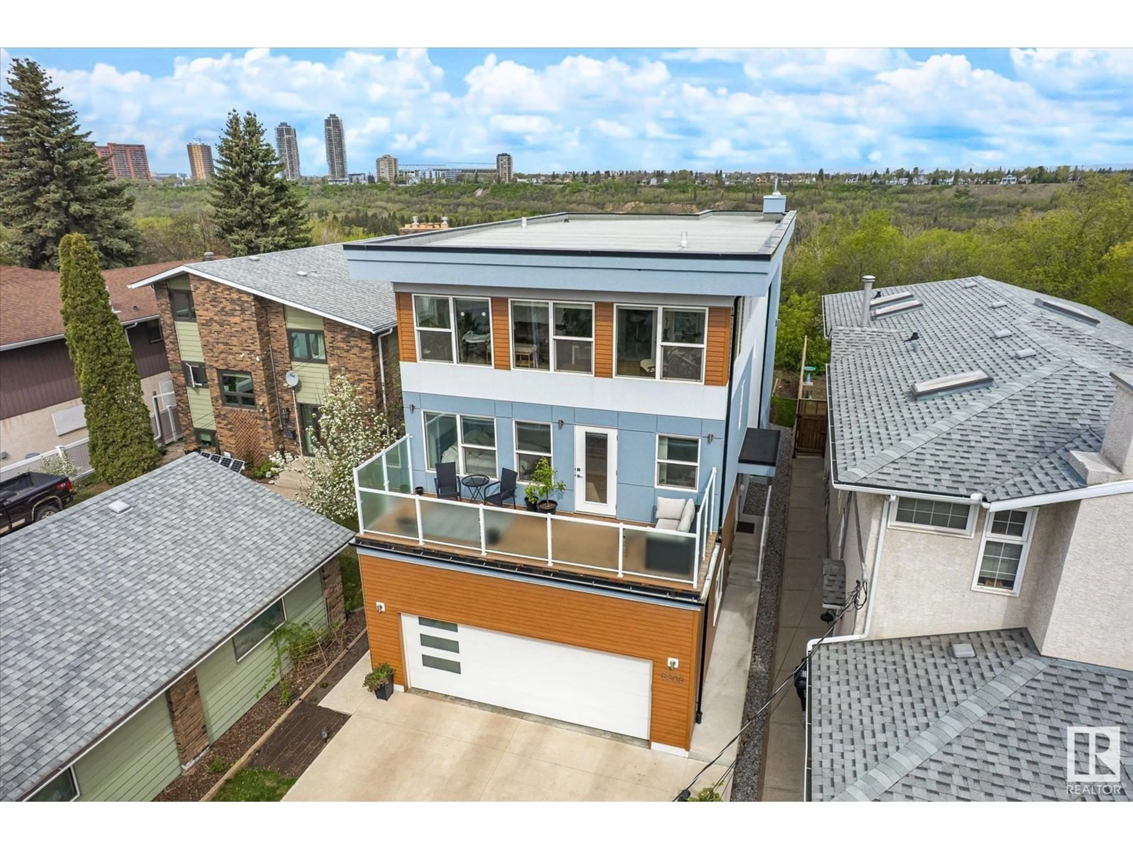 A pic from outside/outdoor area/front of a property/back of a property/a pic from drone, street for 8308 ROWLAND RD, Edmonton Alberta T6A3X1