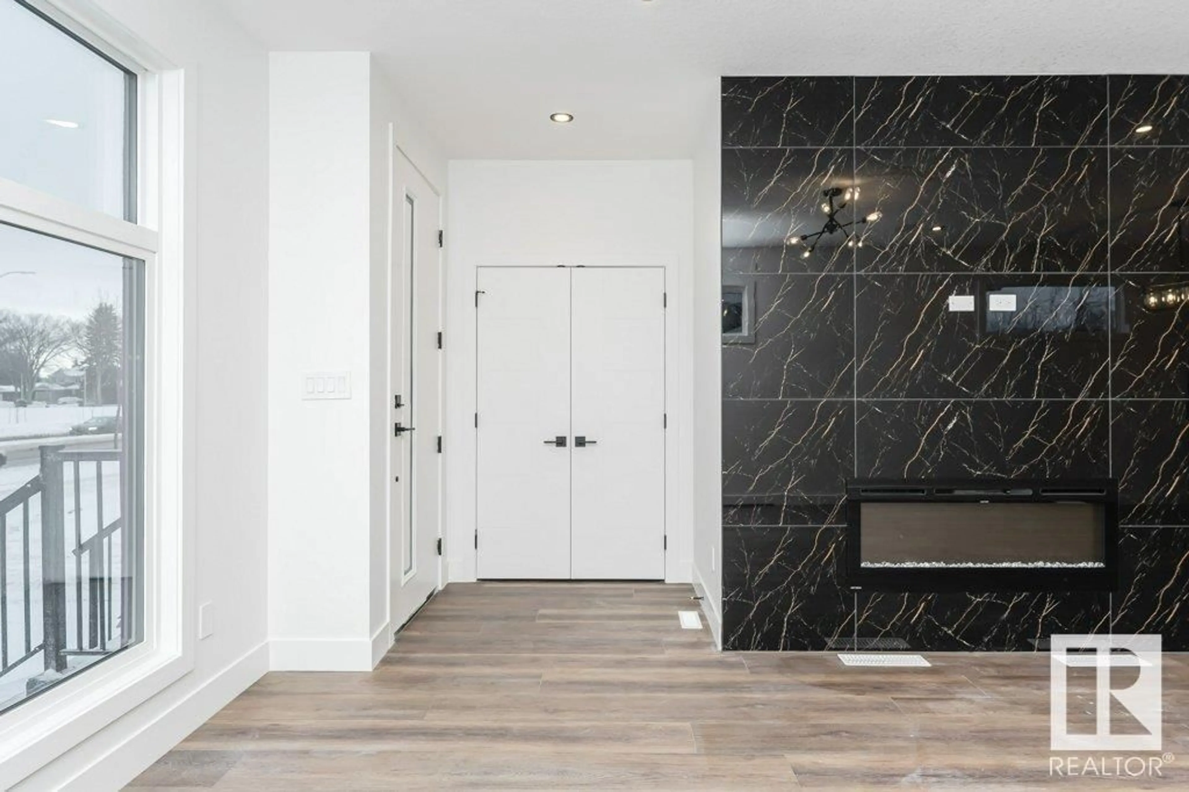 Indoor entryway for 7607 98 AV, Edmonton Alberta T6A0B3