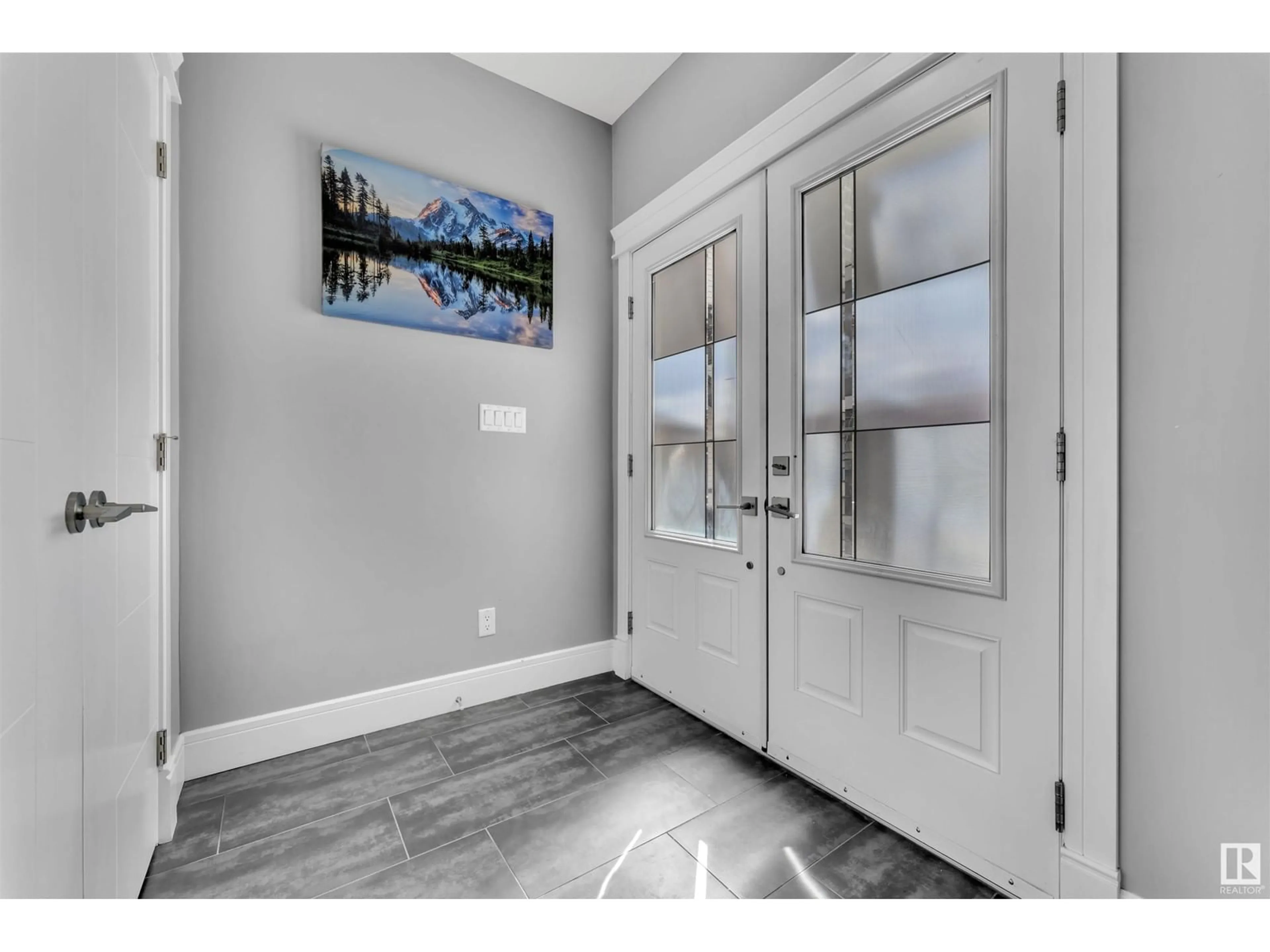 Indoor entryway for 2211 22 ST, Edmonton Alberta T6T0Z1