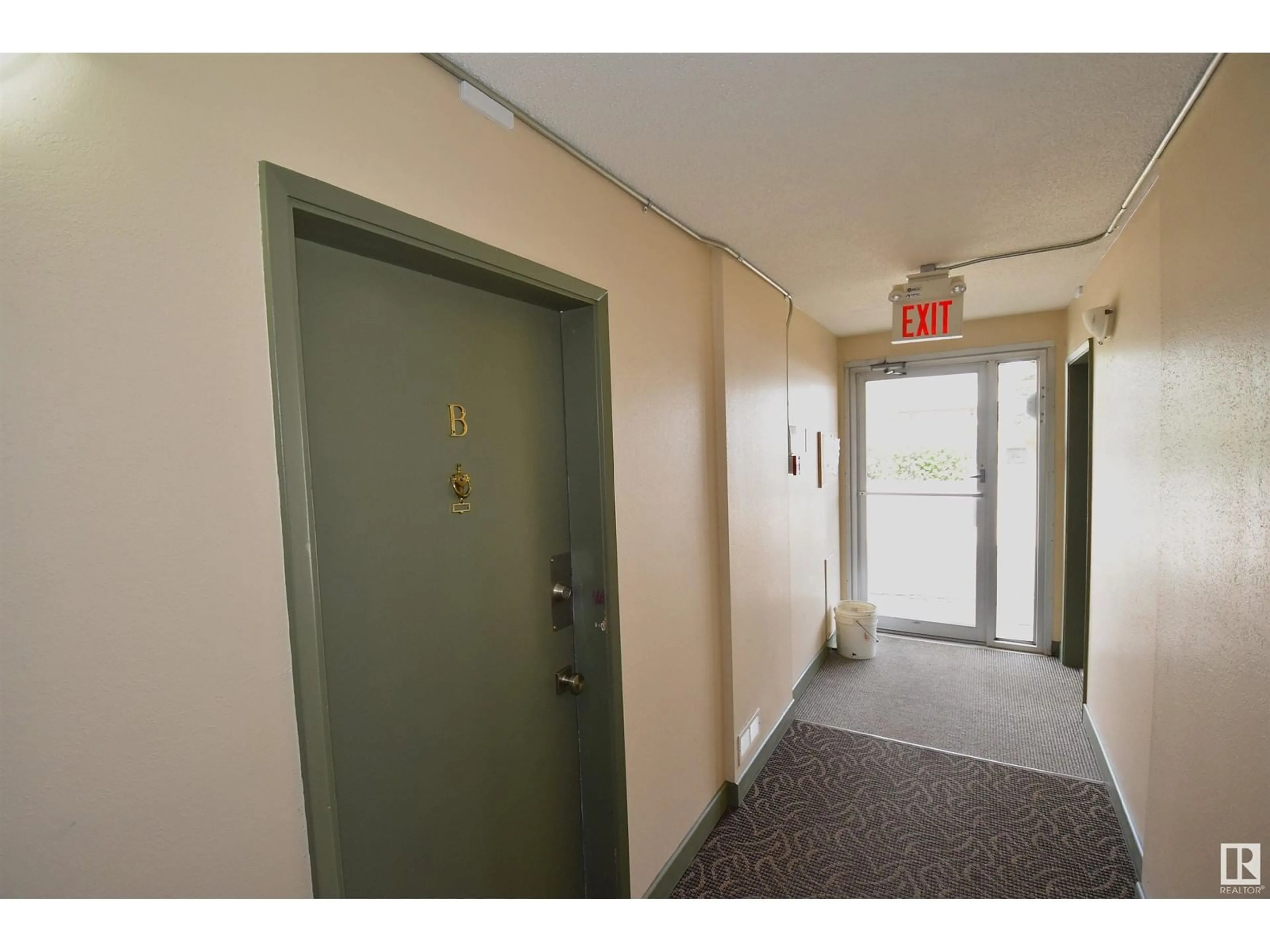 Indoor foyer for B - 16425 89 AV, Edmonton Alberta T5R4S1