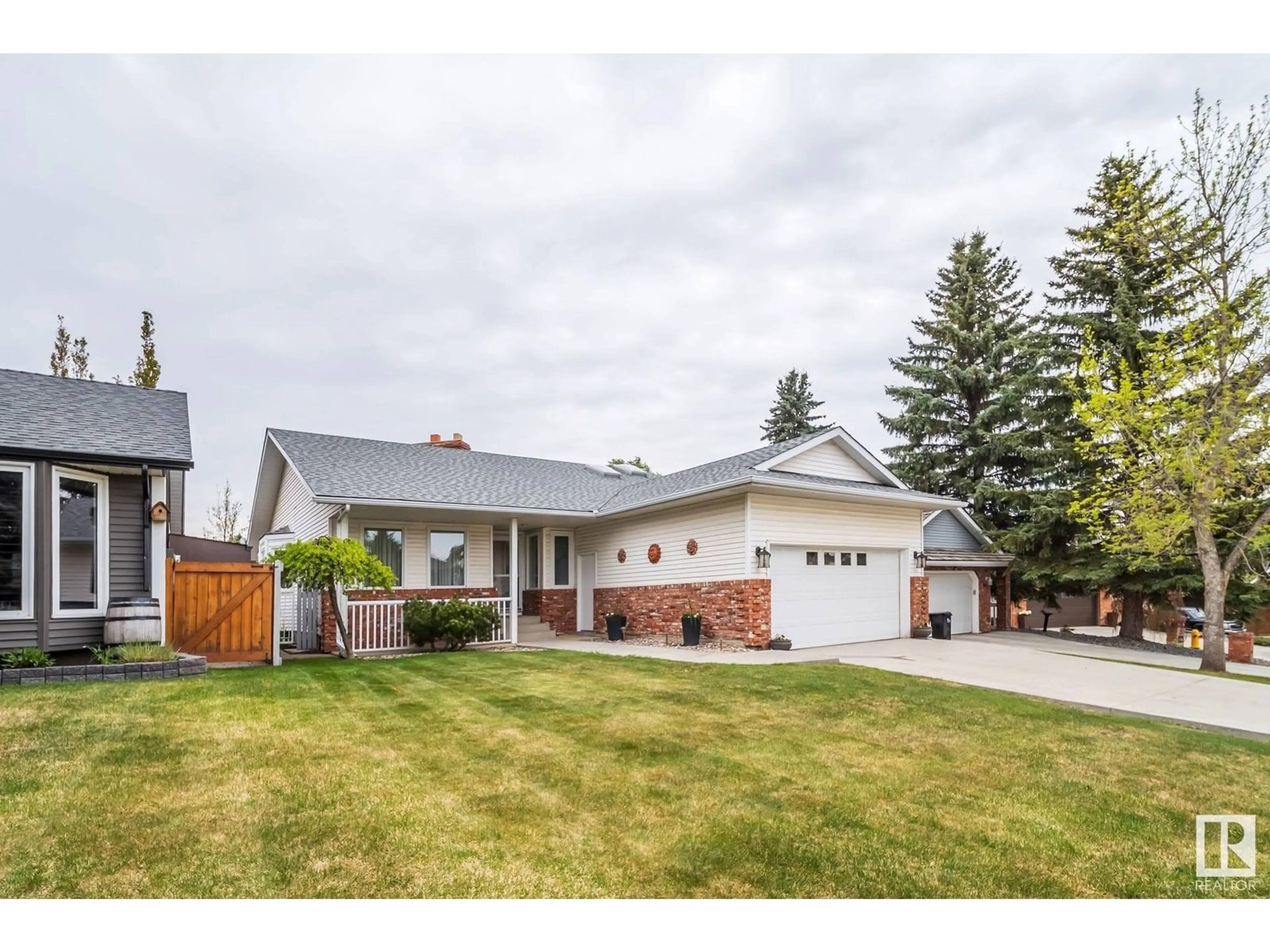 Home with vinyl exterior material, street for 182 VILLAGE ESTATE, Sherwood Park Alberta T8A4P5