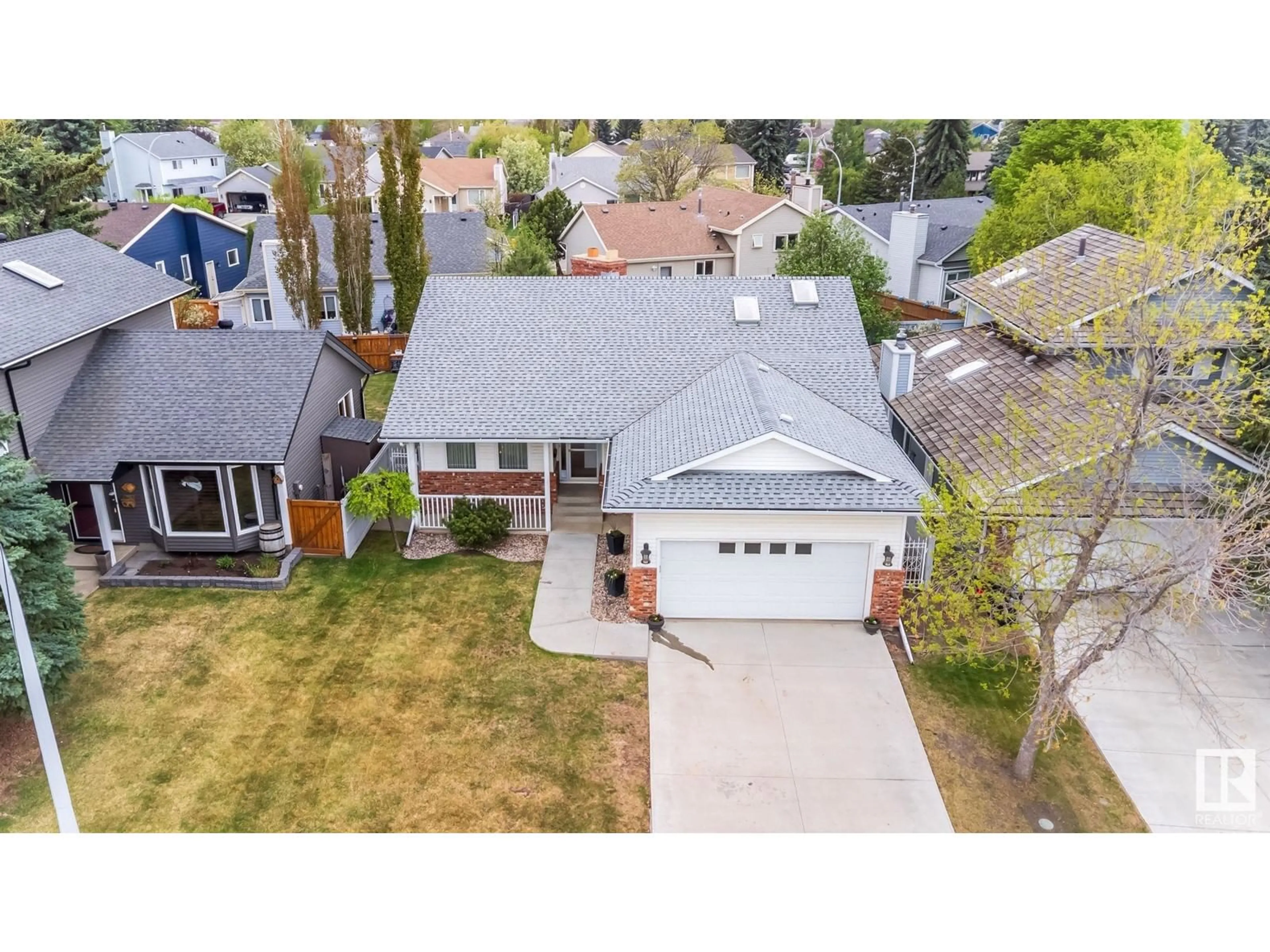 A pic from outside/outdoor area/front of a property/back of a property/a pic from drone, street for 182 VILLAGE ESTATE, Sherwood Park Alberta T8A4P5