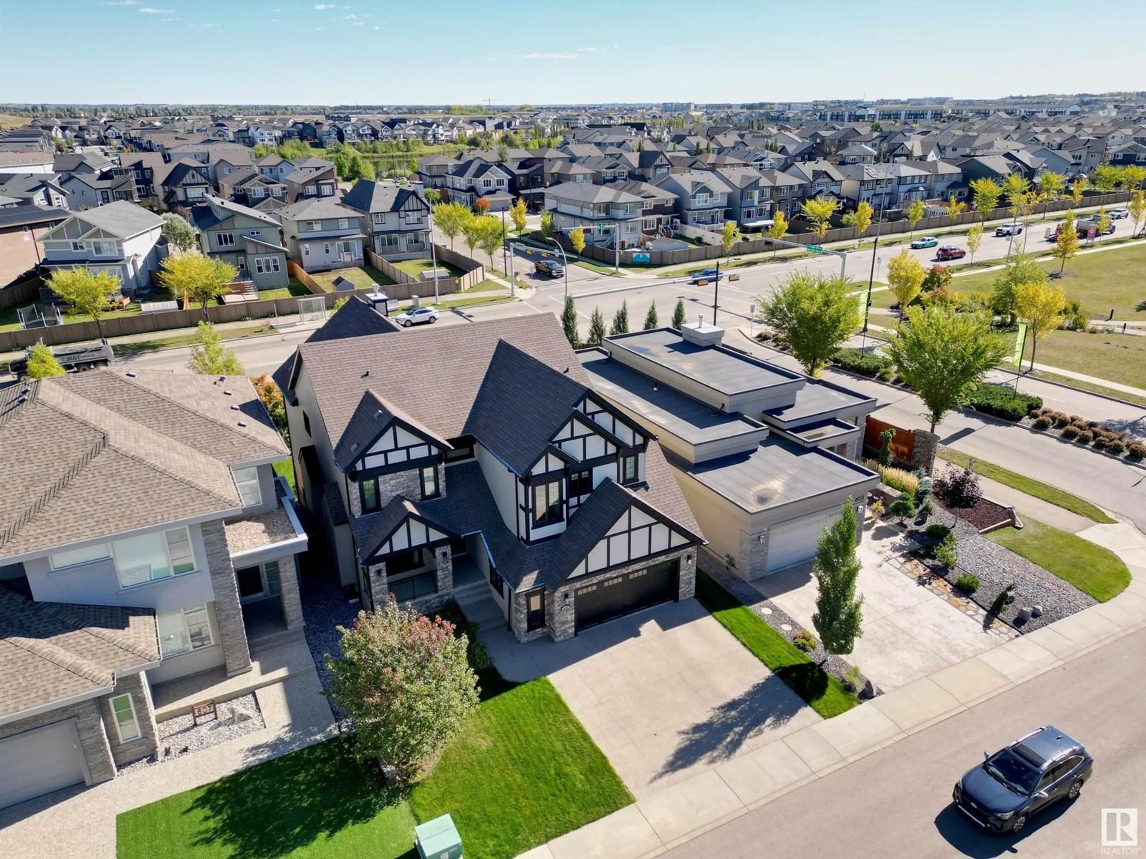 A pic from outside/outdoor area/front of a property/back of a property/a pic from drone, street for 605 HOWATT DR, Edmonton Alberta T6W2T6