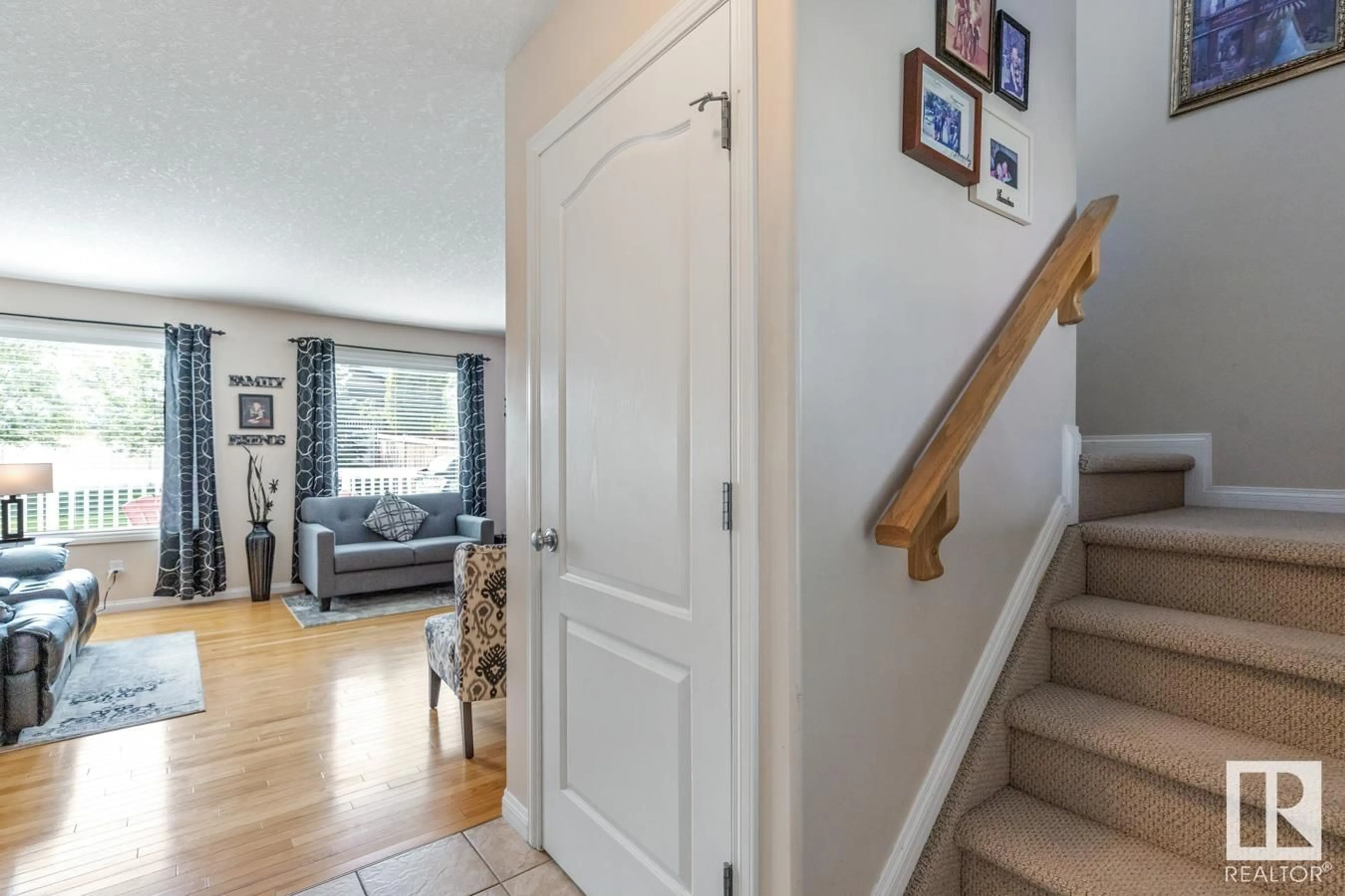 Indoor entryway for 27 DEER PARK BV, Spruce Grove Alberta T7X4M2