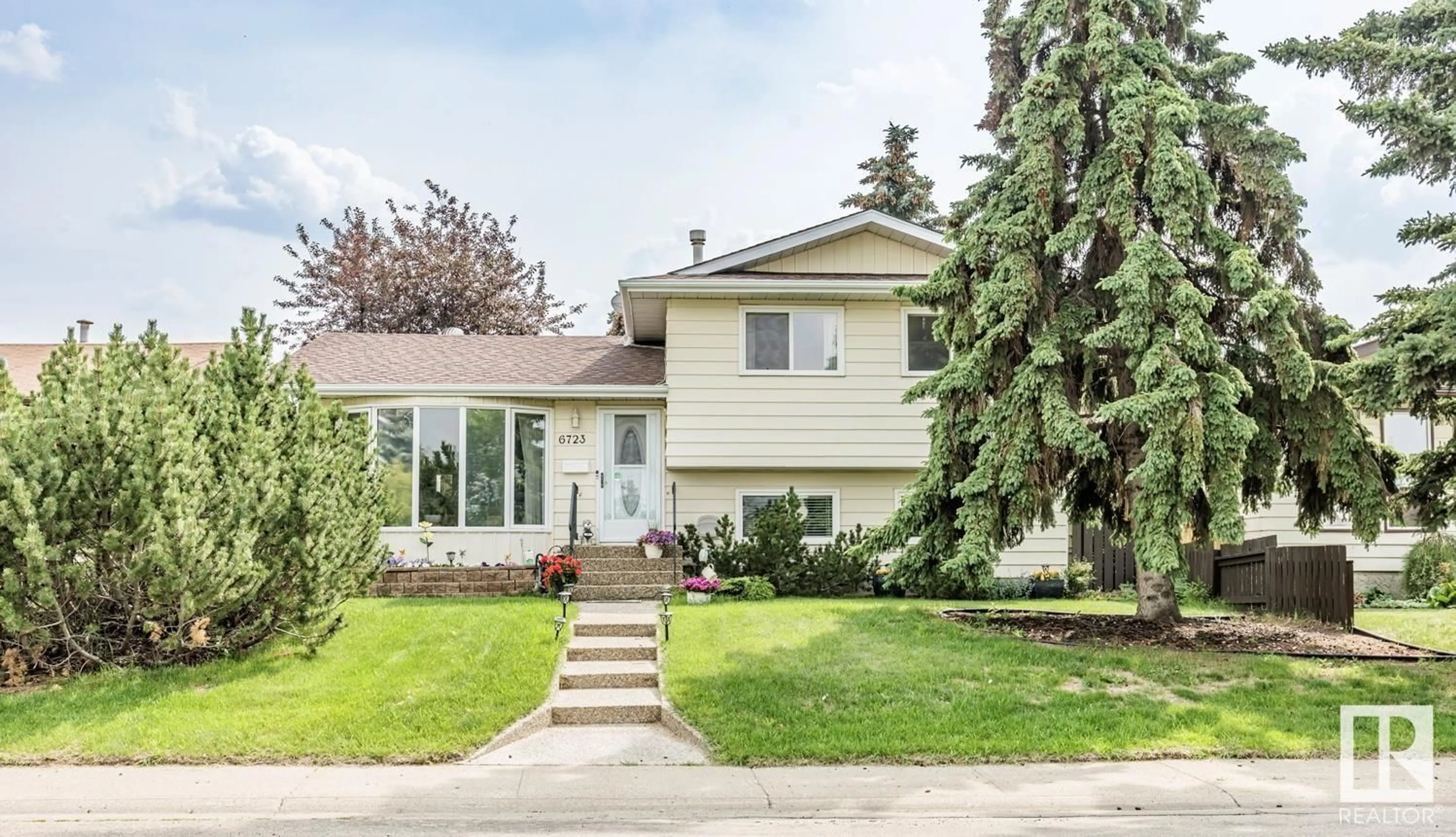 Home with vinyl exterior material, street for 6723 40 AV NW, Edmonton Alberta T6K1R9