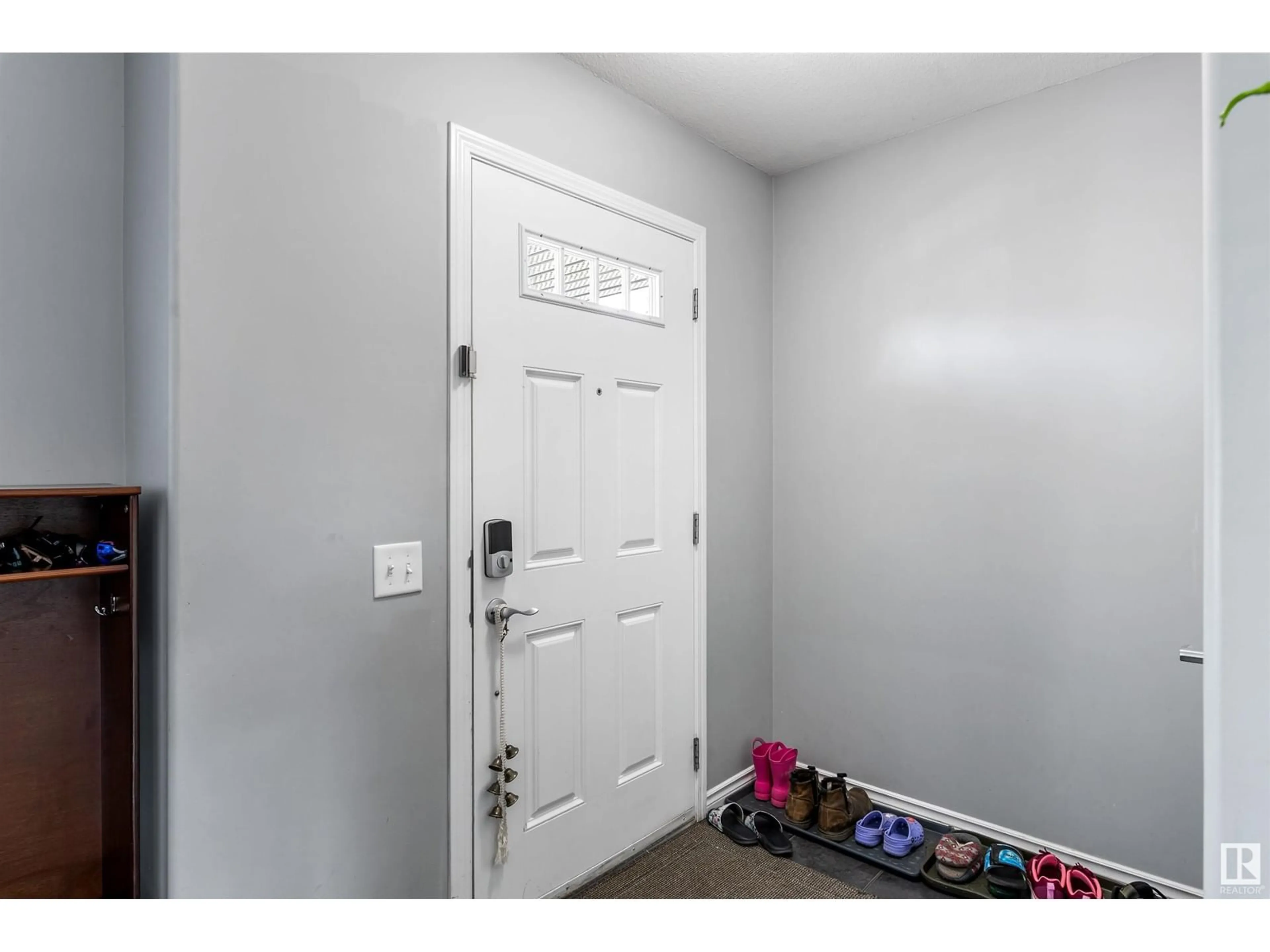Indoor entryway for 133 CY BECKER BV, Edmonton Alberta T5Y0X8