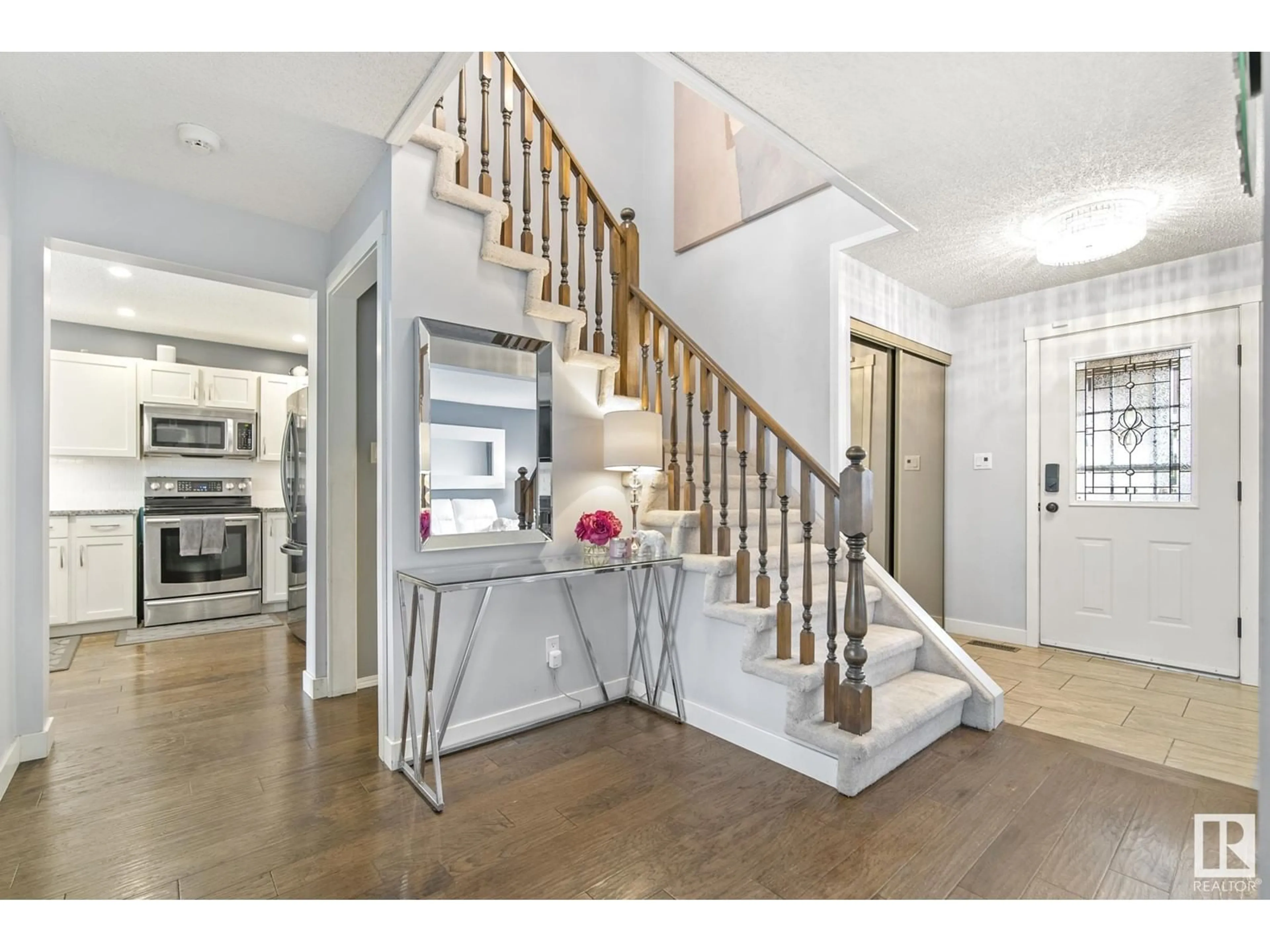 Indoor entryway for 3508 56 ST, Edmonton Alberta T6L2J5