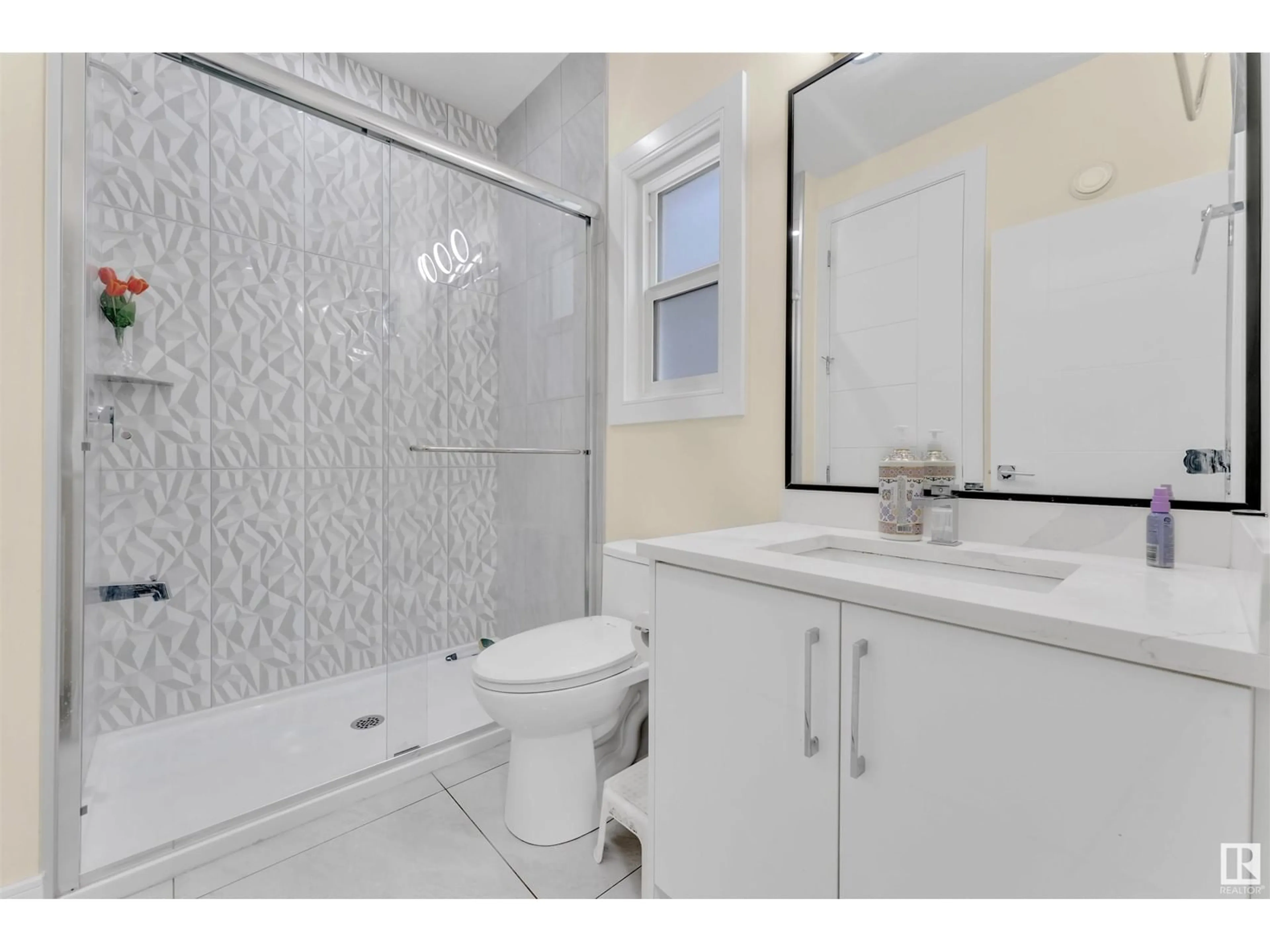 Standard bathroom, ceramic/tile floor for 4111 5 AVE SW, Edmonton Alberta T6X2L7