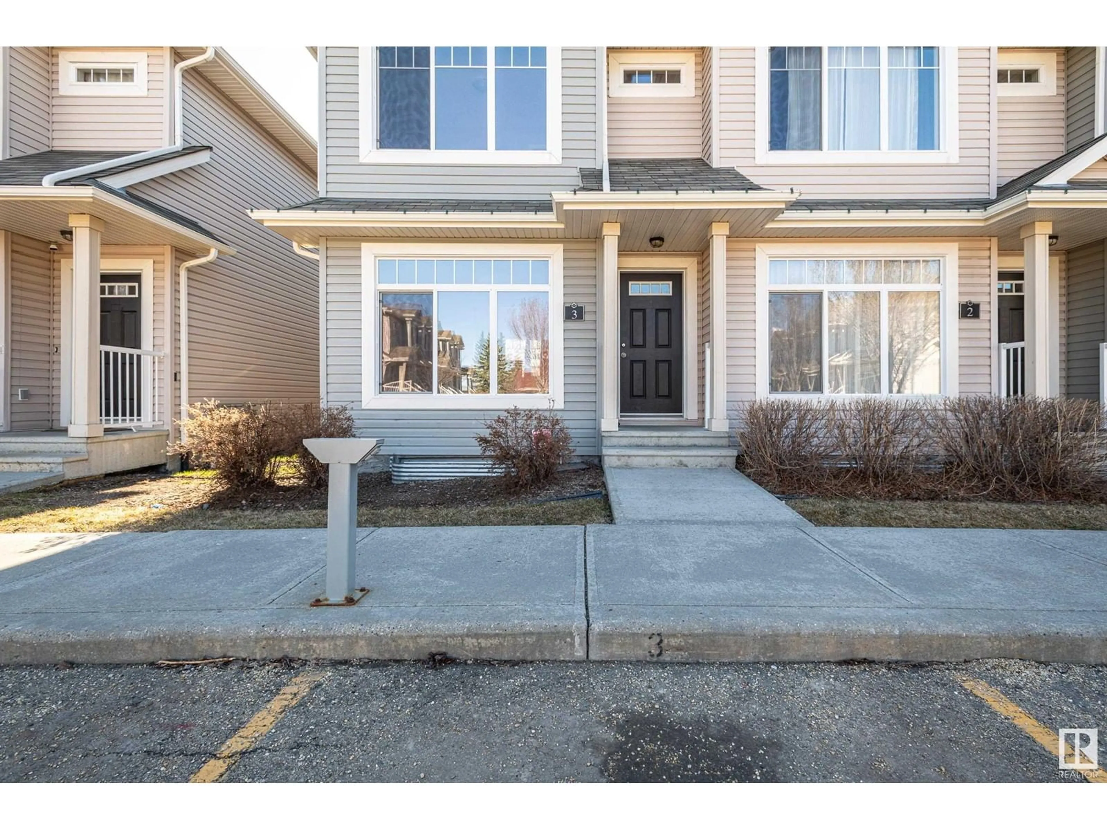Indoor entryway for 6032 38 AV, Edmonton Alberta T6L0A4