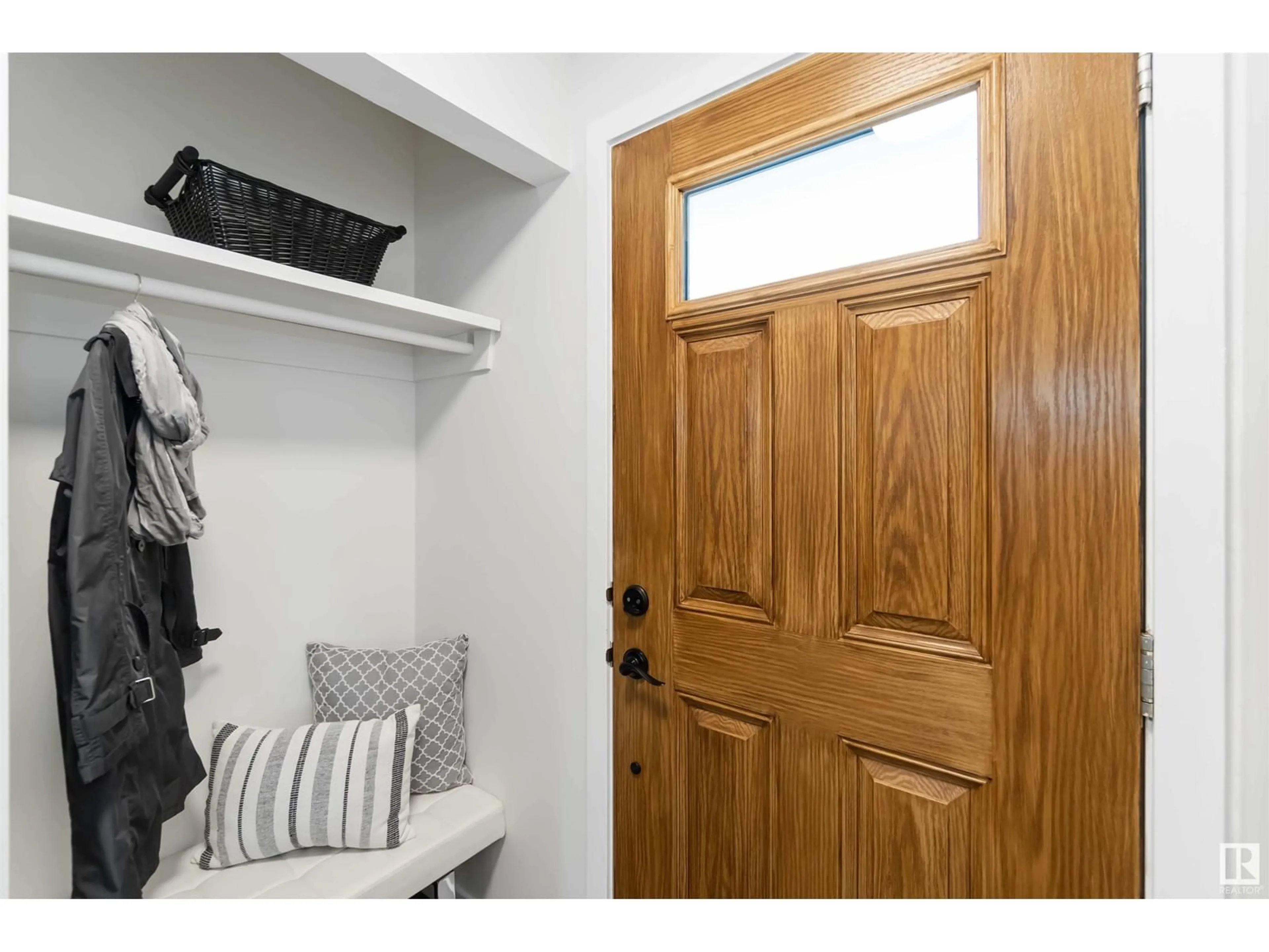 Indoor entryway for 6904 39 AV, Edmonton Alberta T6K1T8