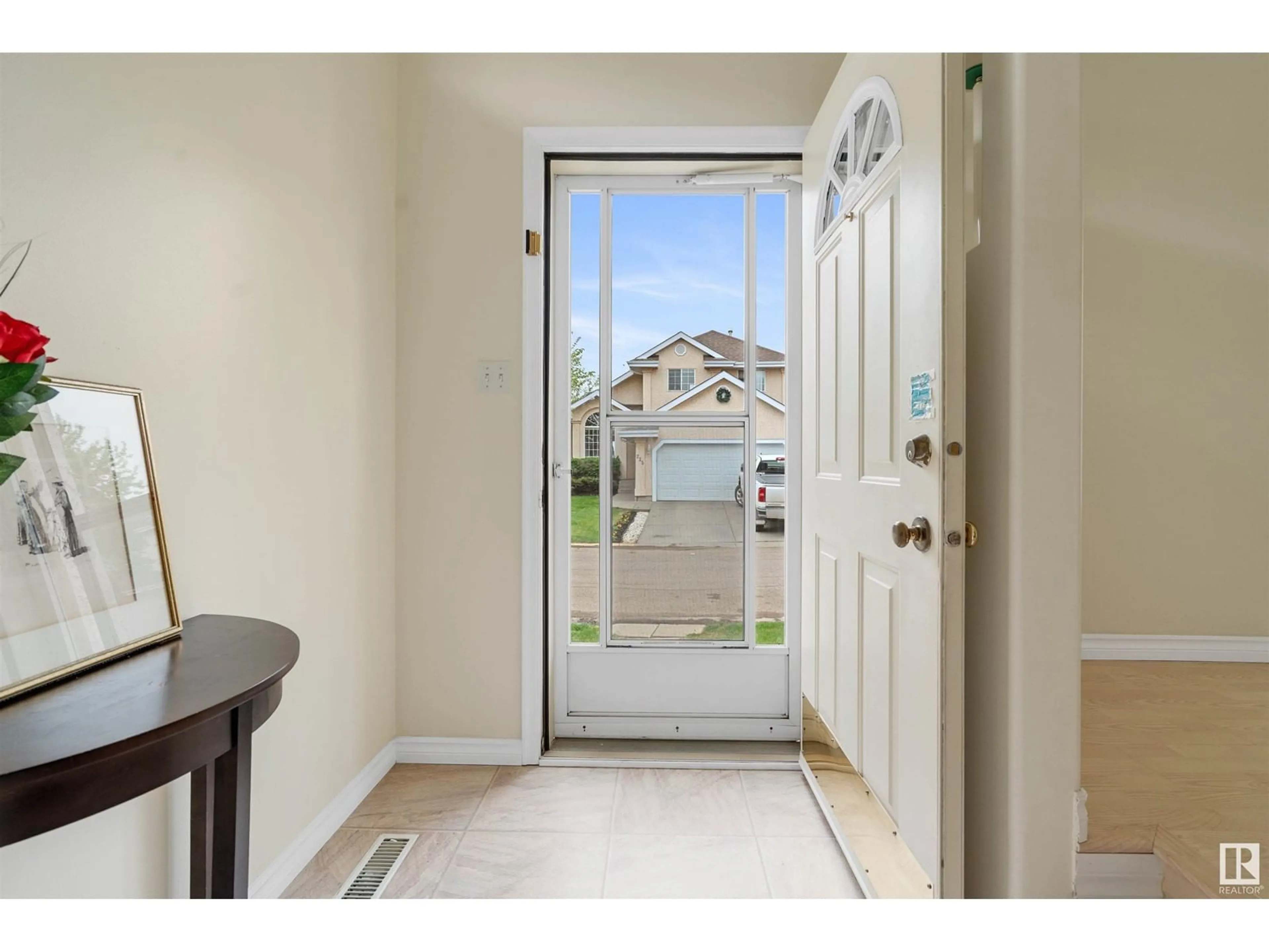 Indoor entryway for 510 RIVER POINT PL, Edmonton Alberta T5A4Z2