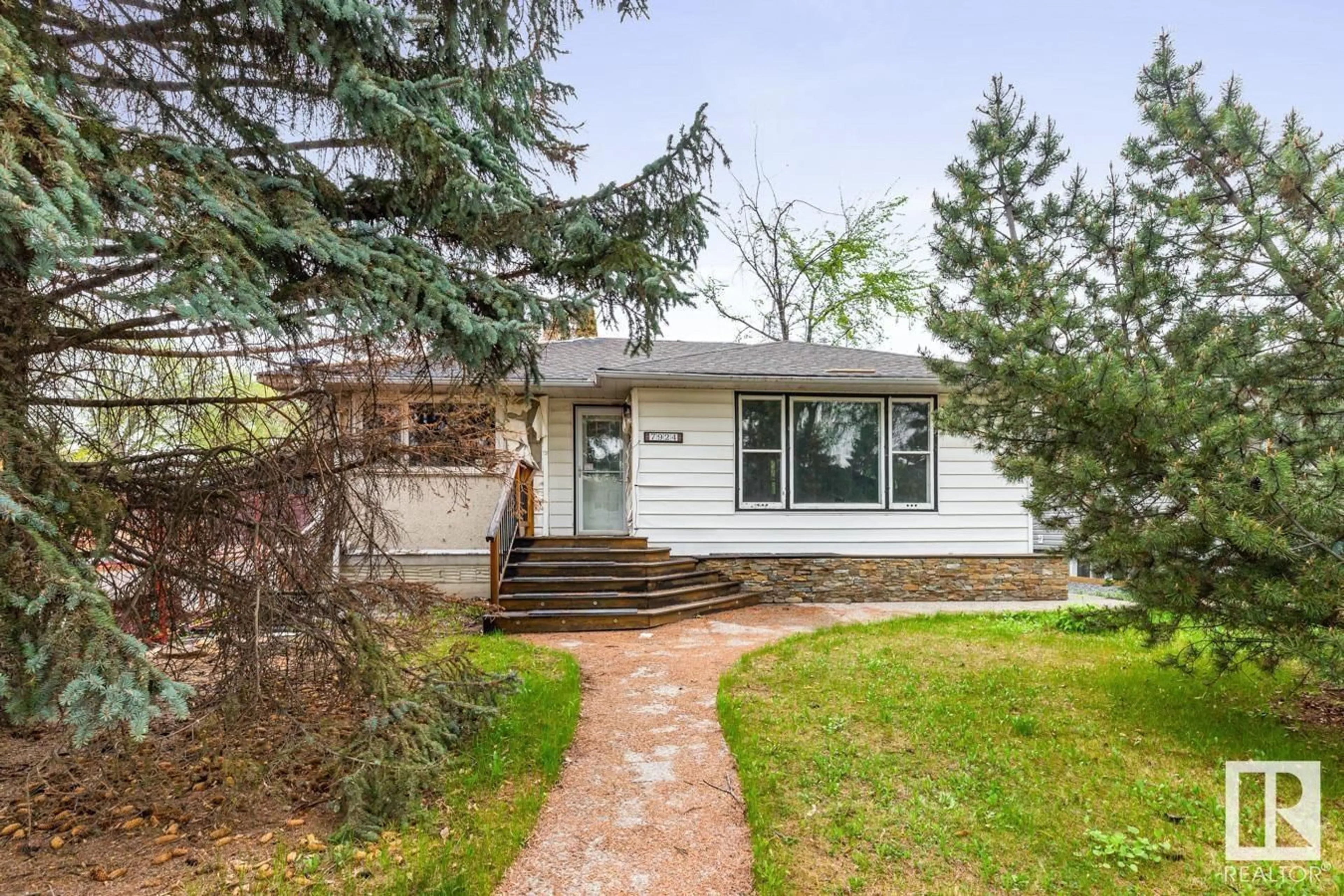 Home with vinyl exterior material, street for 7924 92 AV, Edmonton Alberta T6C1R7