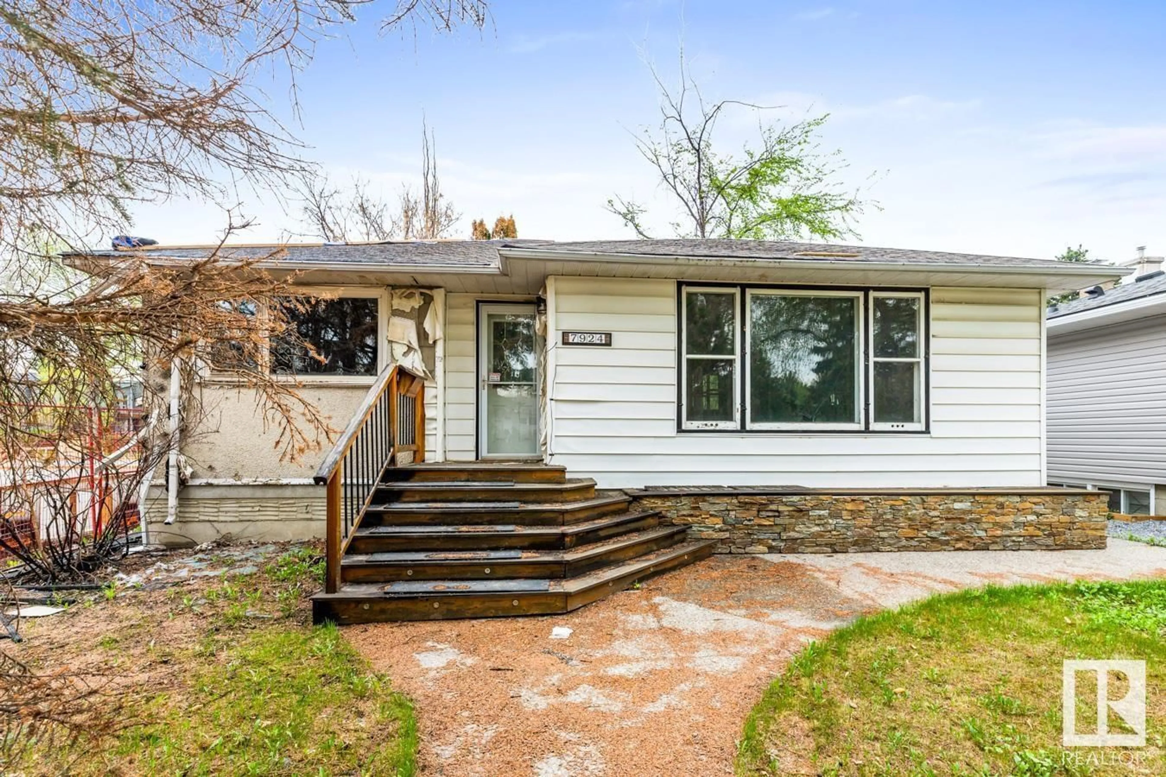 Home with vinyl exterior material, street for 7924 92 AV, Edmonton Alberta T6C1R7