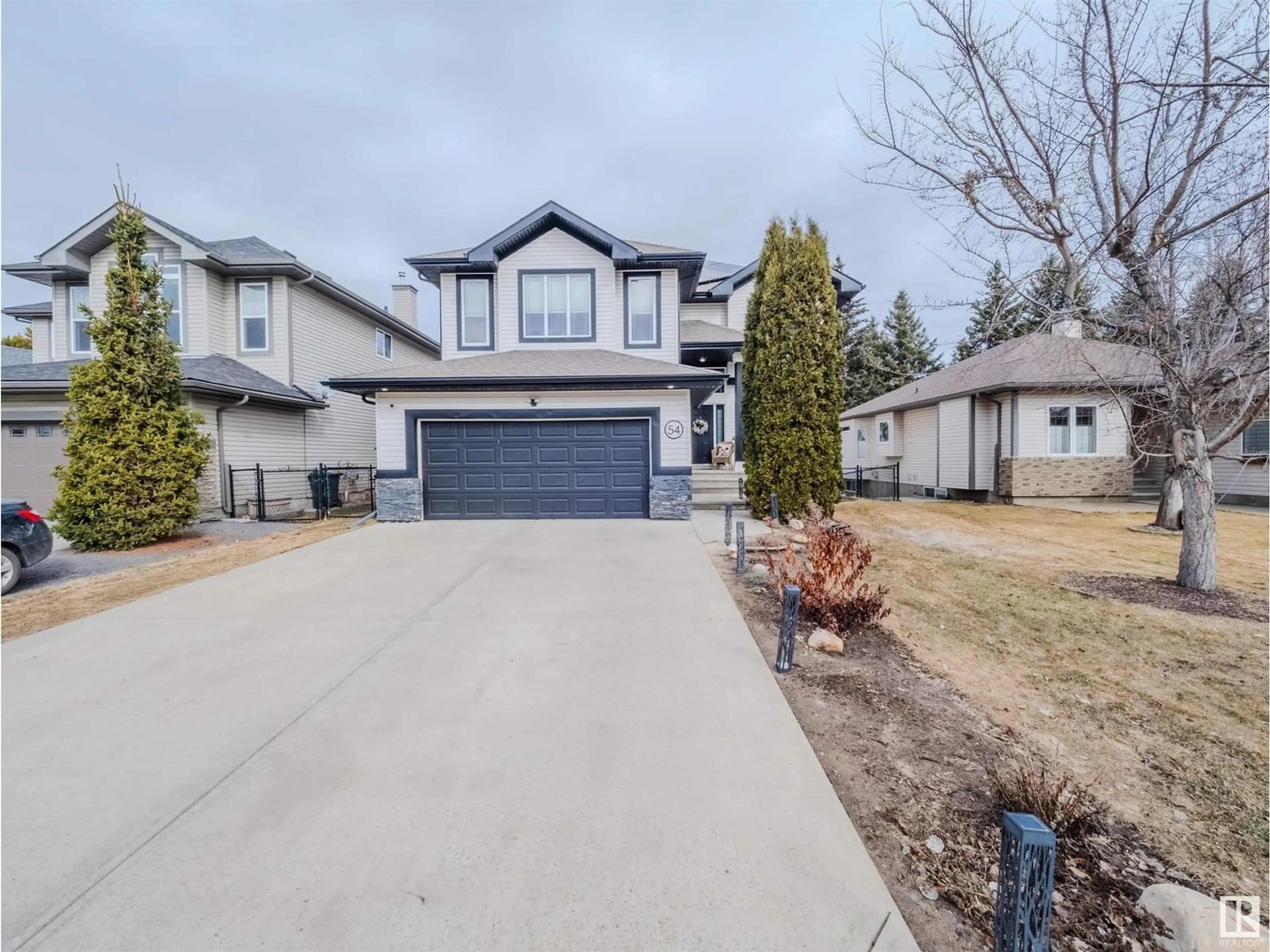 Home with vinyl exterior material, street for 54 LINKSVIEW DR, Spruce Grove Alberta T7X4P3