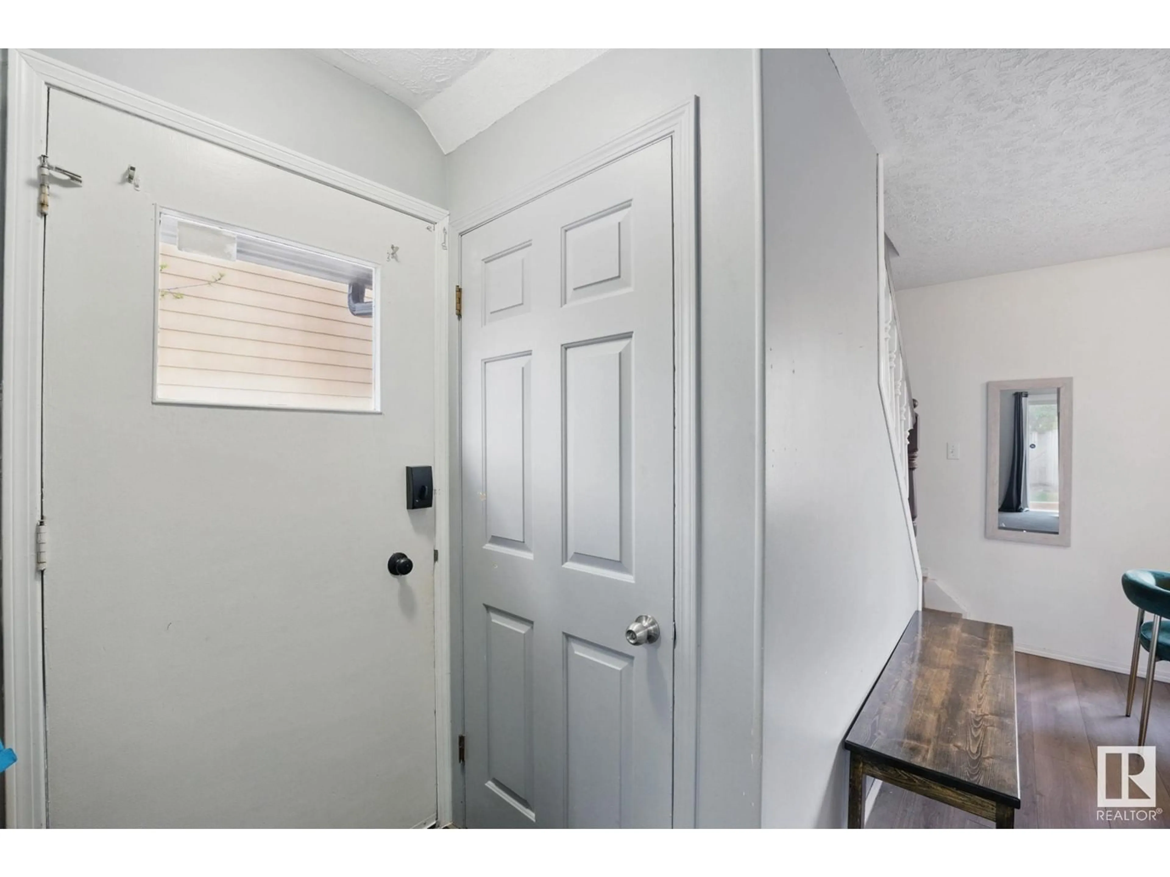 Indoor entryway for 125 WOODSTOCK NW, Edmonton Alberta T5T0H6