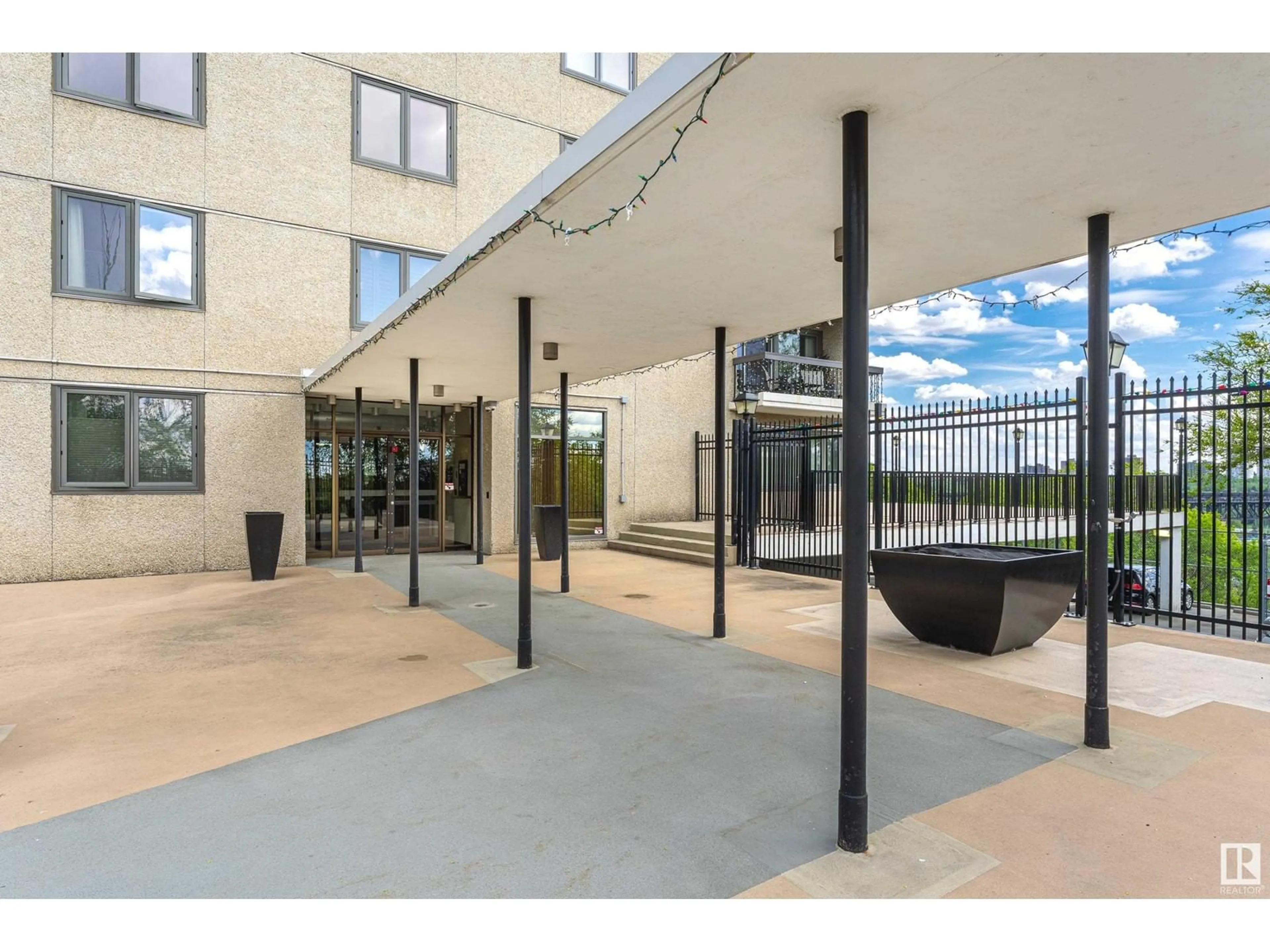 Indoor foyer for #903 - 9737 112 ST, Edmonton Alberta T5K1L3