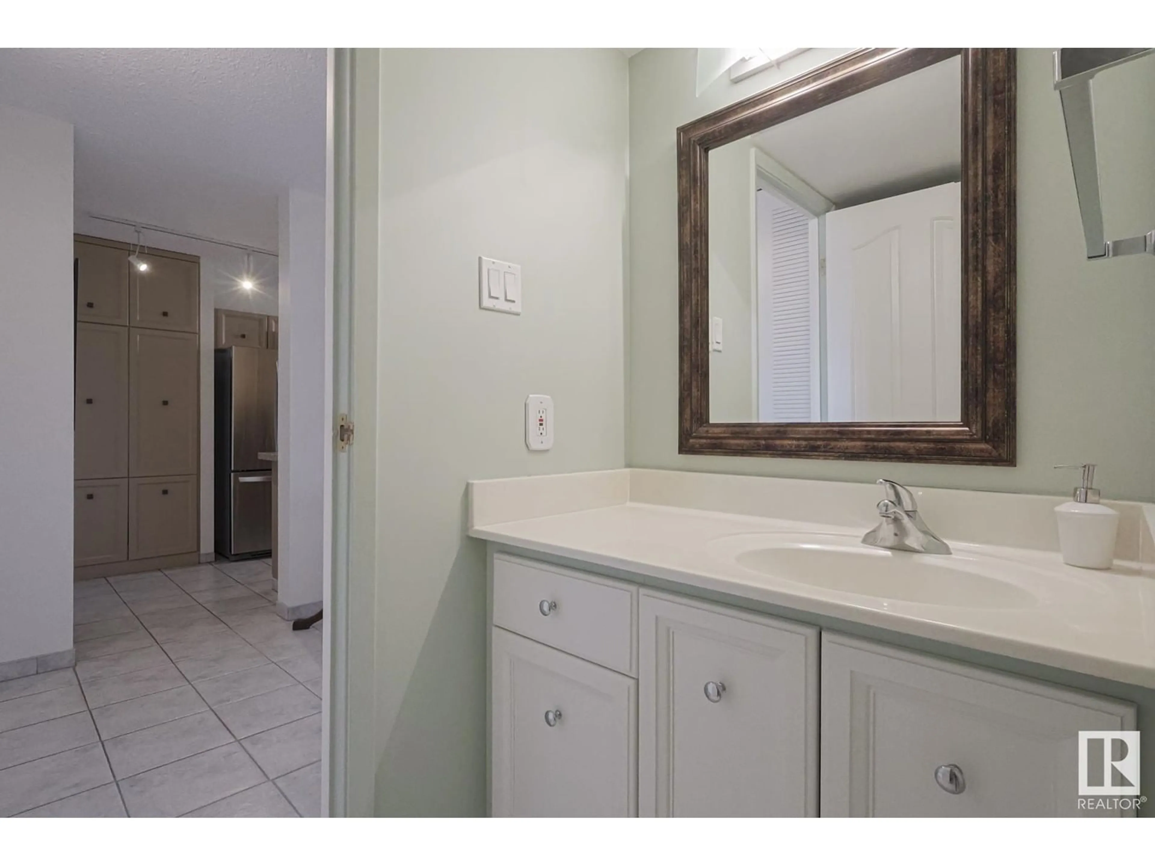 Standard bathroom, ceramic/tile floor for 8220 - 104 JASPER AV NW, Edmonton Alberta T5H4B6